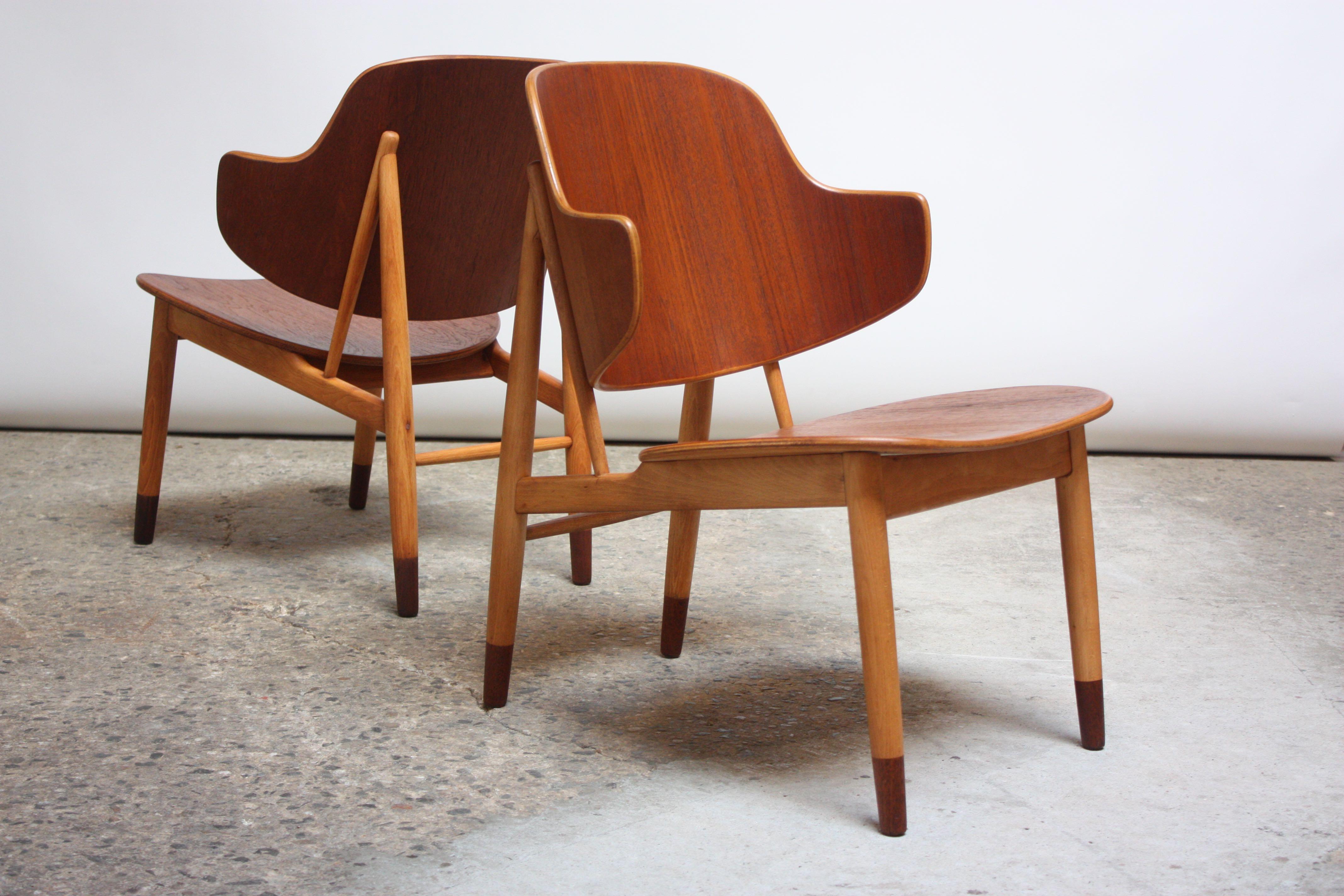 Mid-Century Modern Pair of Danish Sculptural Shell Chairs by Ib Kofod-Larsen in Teak and Beech For Sale