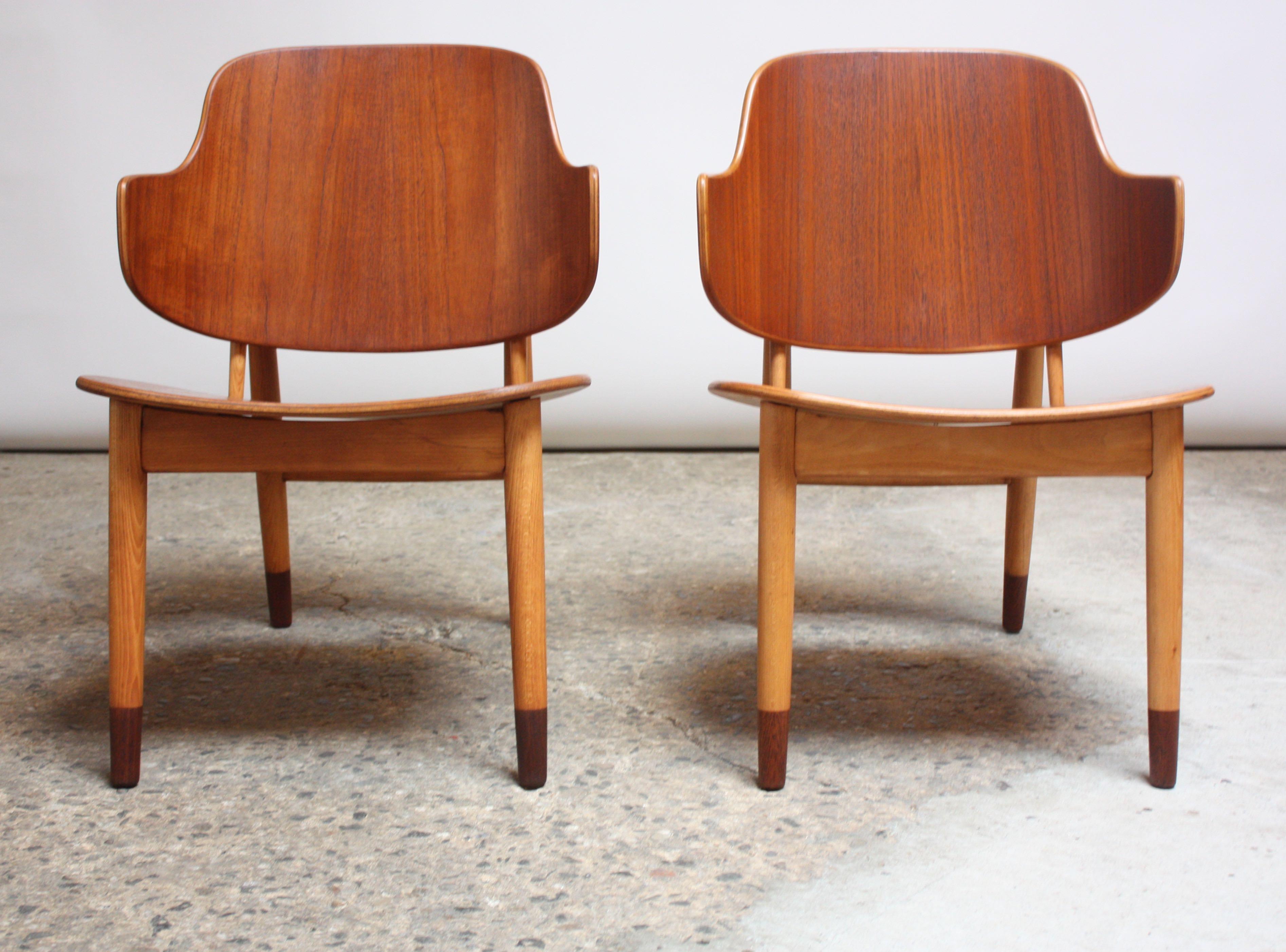 Pair of Danish Sculptural Shell Chairs by Ib Kofod-Larsen in Teak and Beech In Good Condition For Sale In Brooklyn, NY