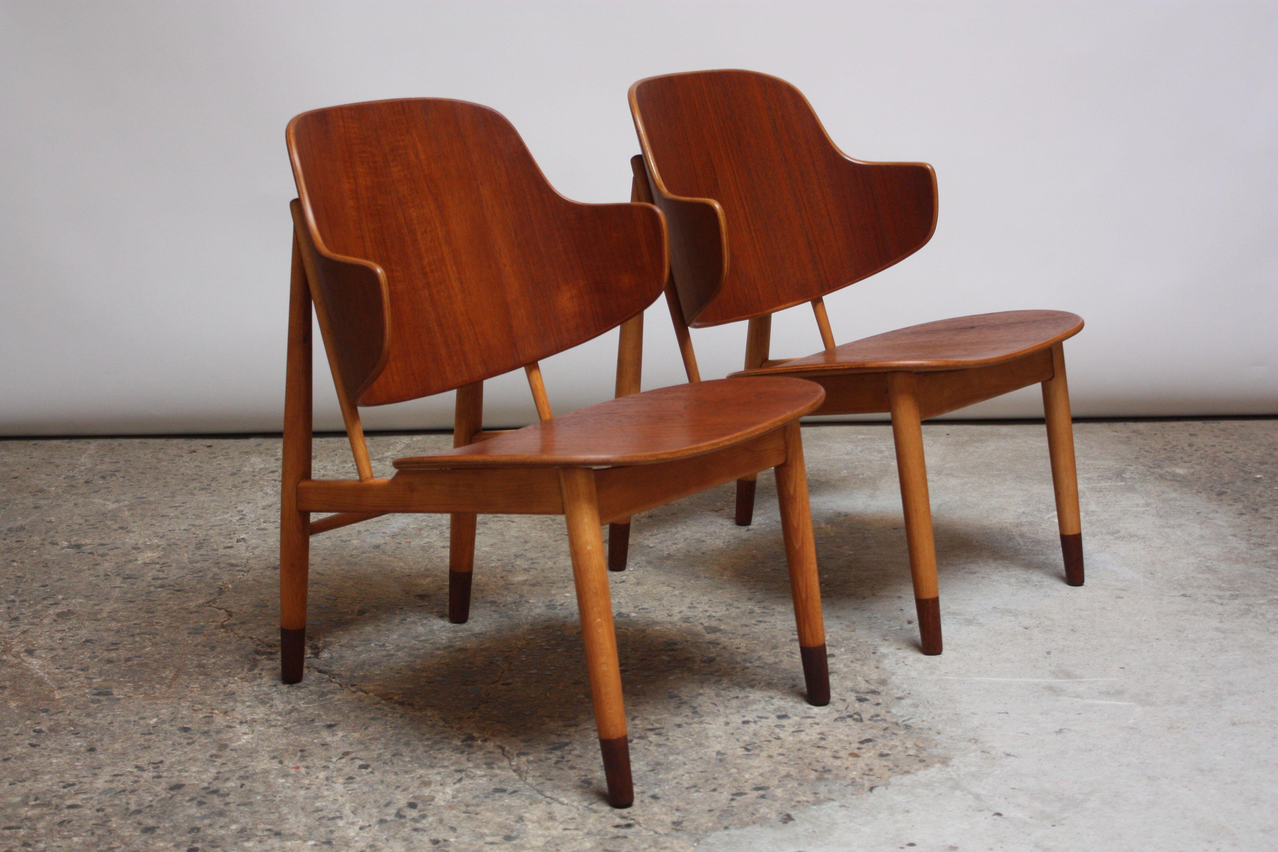 Pair of Danish Sculptural Shell Chairs by Ib Kofod-Larsen in Teak and Beech For Sale 2