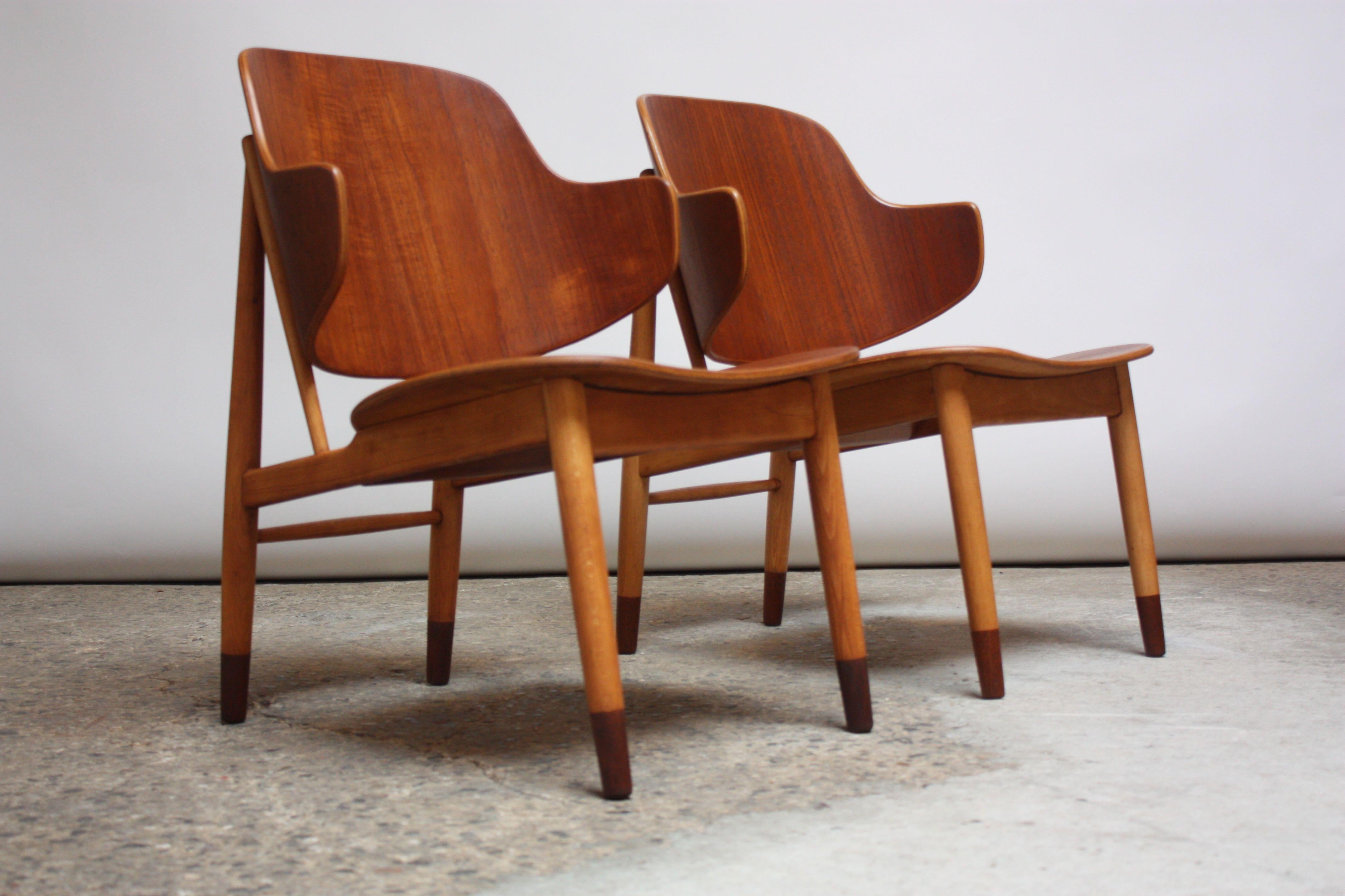 Pair of Danish Sculptural Shell Chairs by Ib Kofod-Larsen in Teak and Beech For Sale 3
