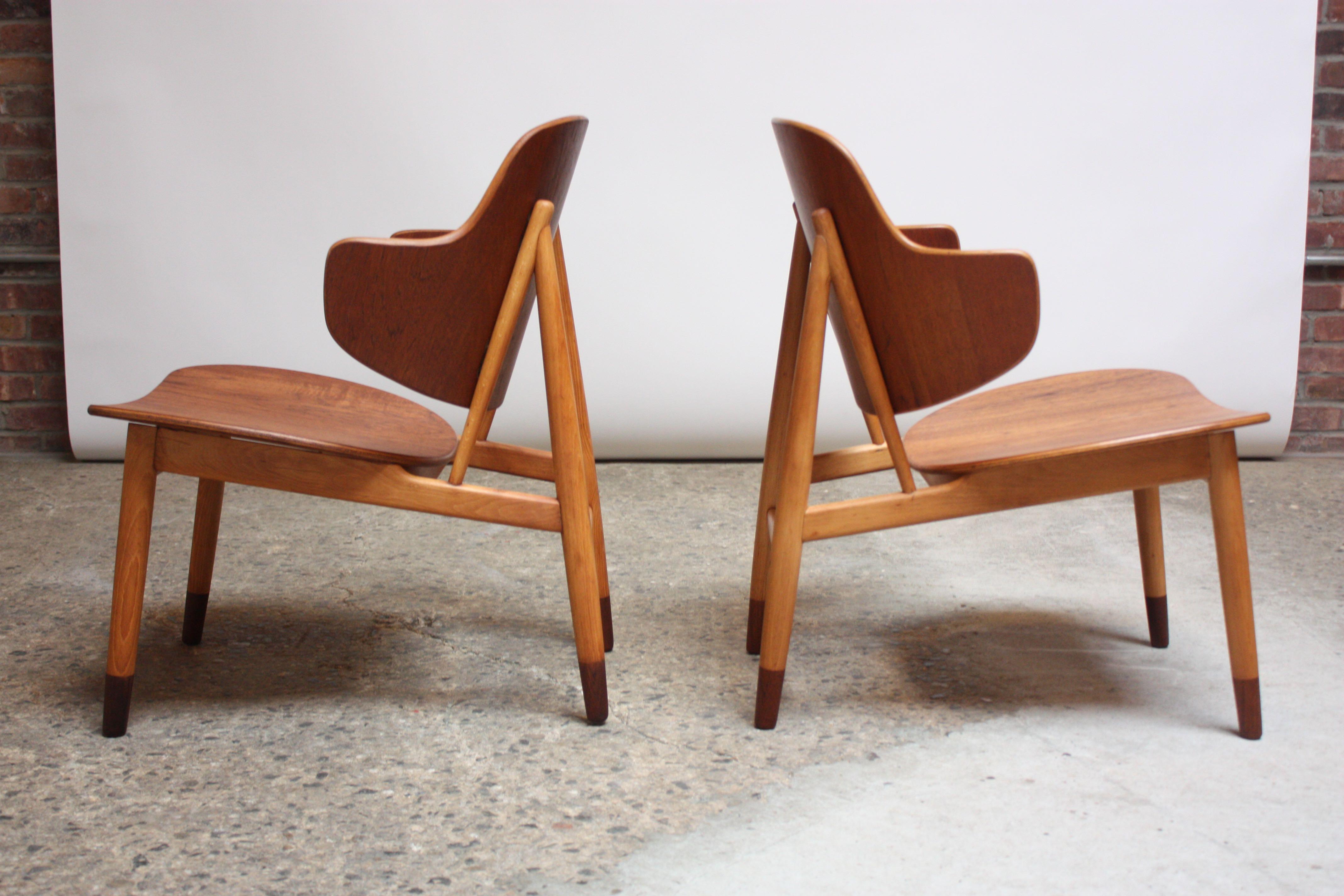 Pair of Danish Sculptural Shell Chairs by Ib Kofod-Larsen in Teak and Beech For Sale 4