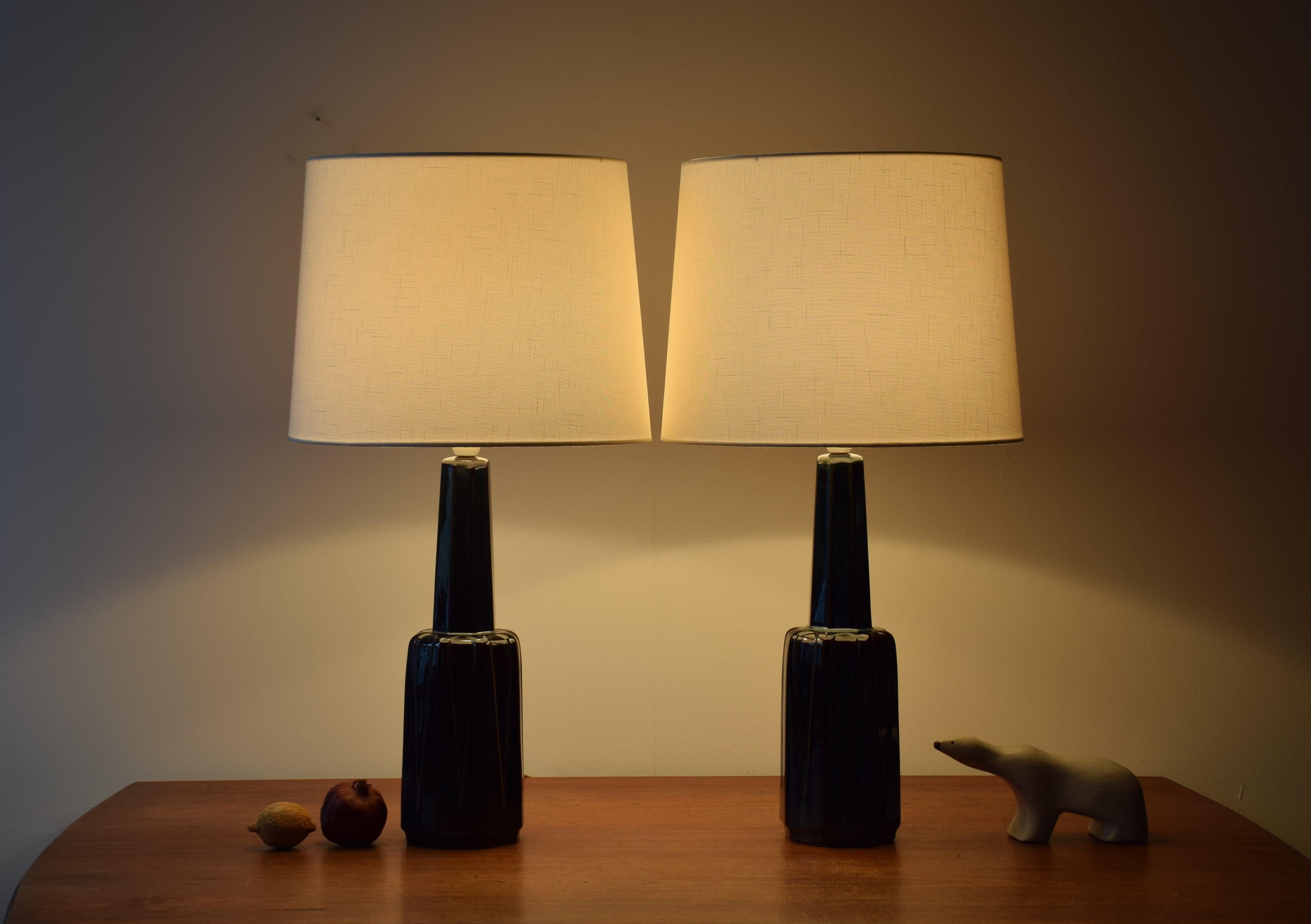 Pair of tall midcentury stylish Danish table lamps from the acknowledged stoneware manufacturer Søholm. Manufactured, circa 1960s. The designer is unknown but it could be by Einar Johansen.

The lamps have a dark blue glaze with elements of brown