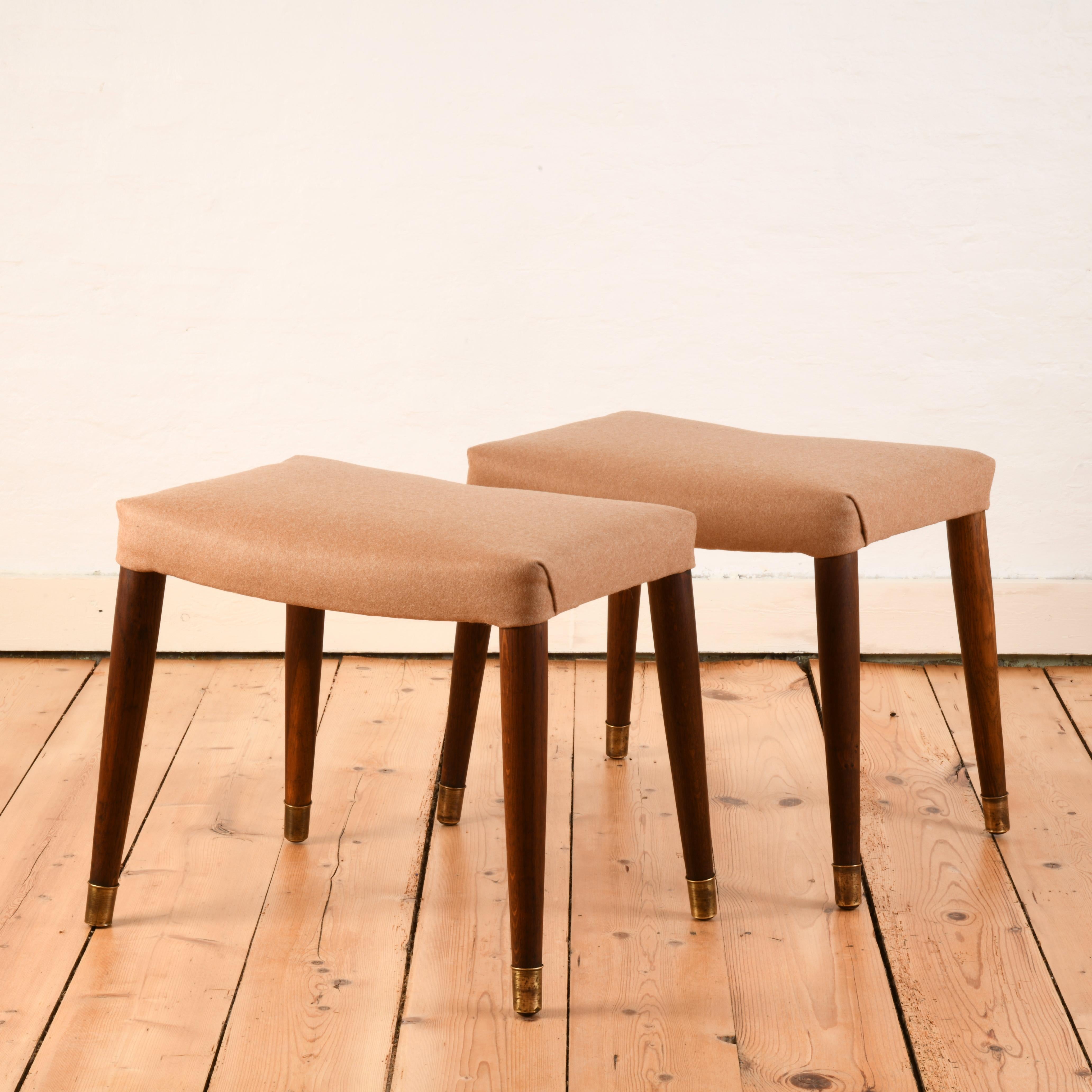 Pair of danish stool or foot stool from te 60s with brass feet reupholstered Escandinavo moderno en venta