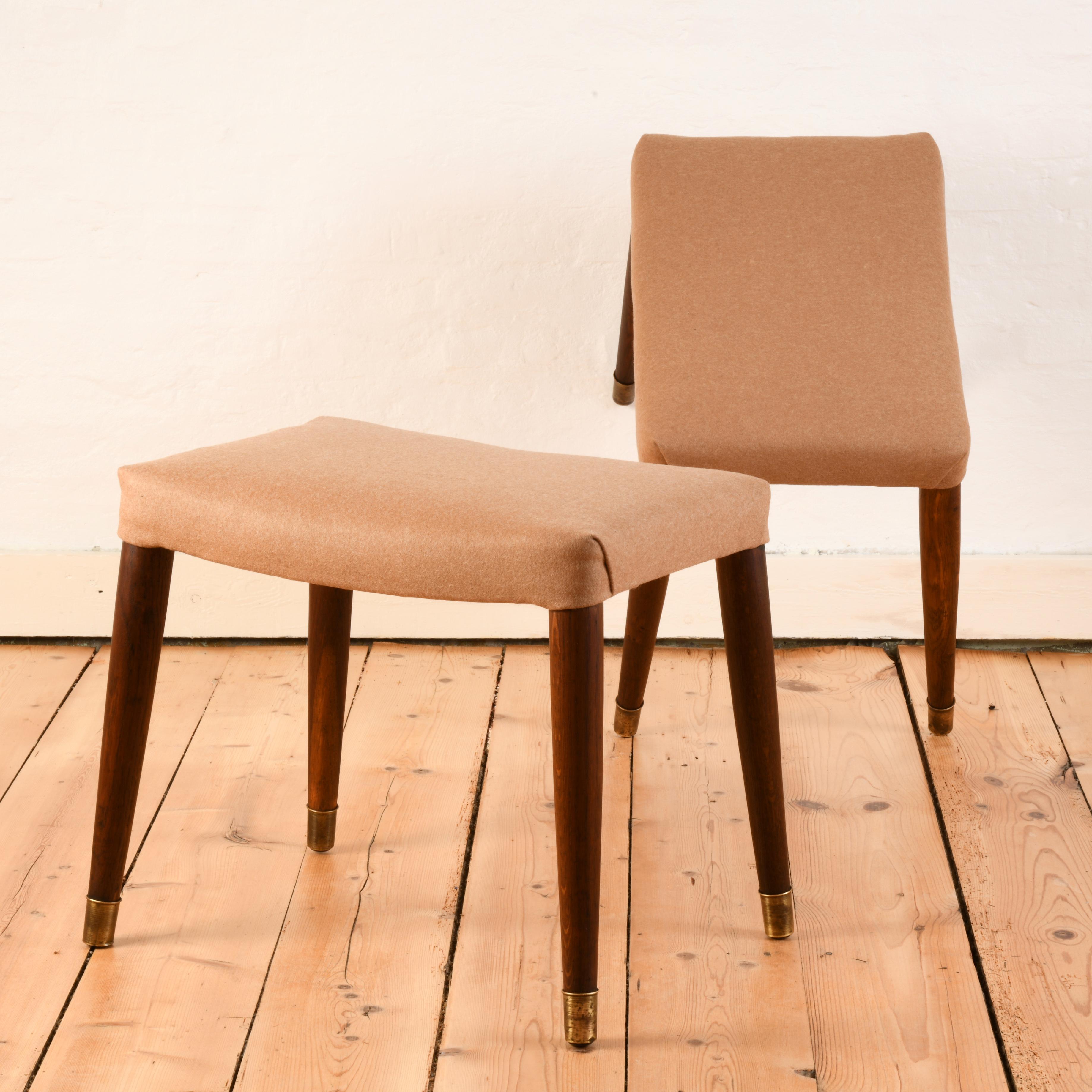 Pair of danish stool or foot stool from te 60s with brass feet reupholstered Danés en venta