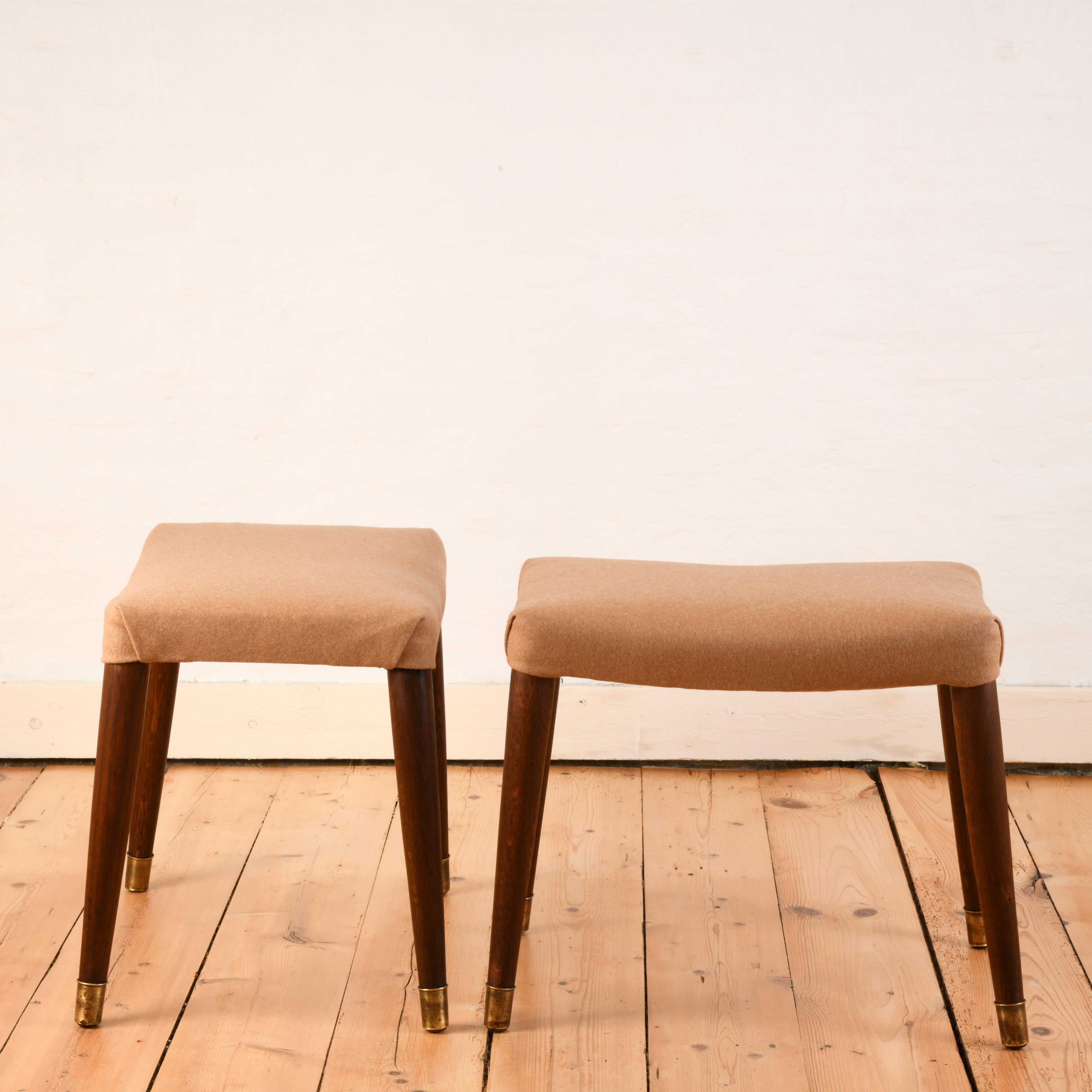 Pair of danish stool or foot stool from te 60s with brass feet reupholstered en Bueno estado para la venta en SAINT-YRIEIX-SUR-CHARENTE, FR