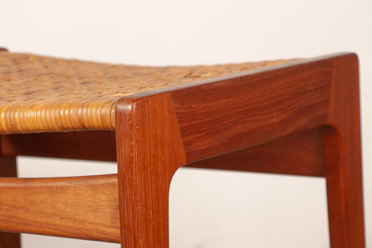 Ein Paar dänische Hocker aus Teakholz und Rohrgeflecht von Peter Hvidt 1960. im Angebot 3