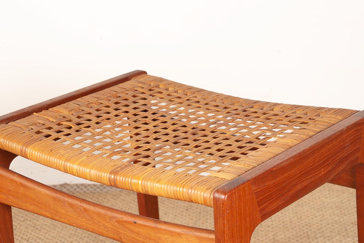 Ein Paar dänische Hocker aus Teakholz und Rohrgeflecht von Peter Hvidt 1960. im Angebot 4