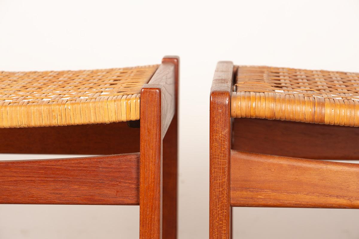Ein Paar dänische Hocker aus Teakholz und Rohrgeflecht von Peter Hvidt 1960. im Angebot 6