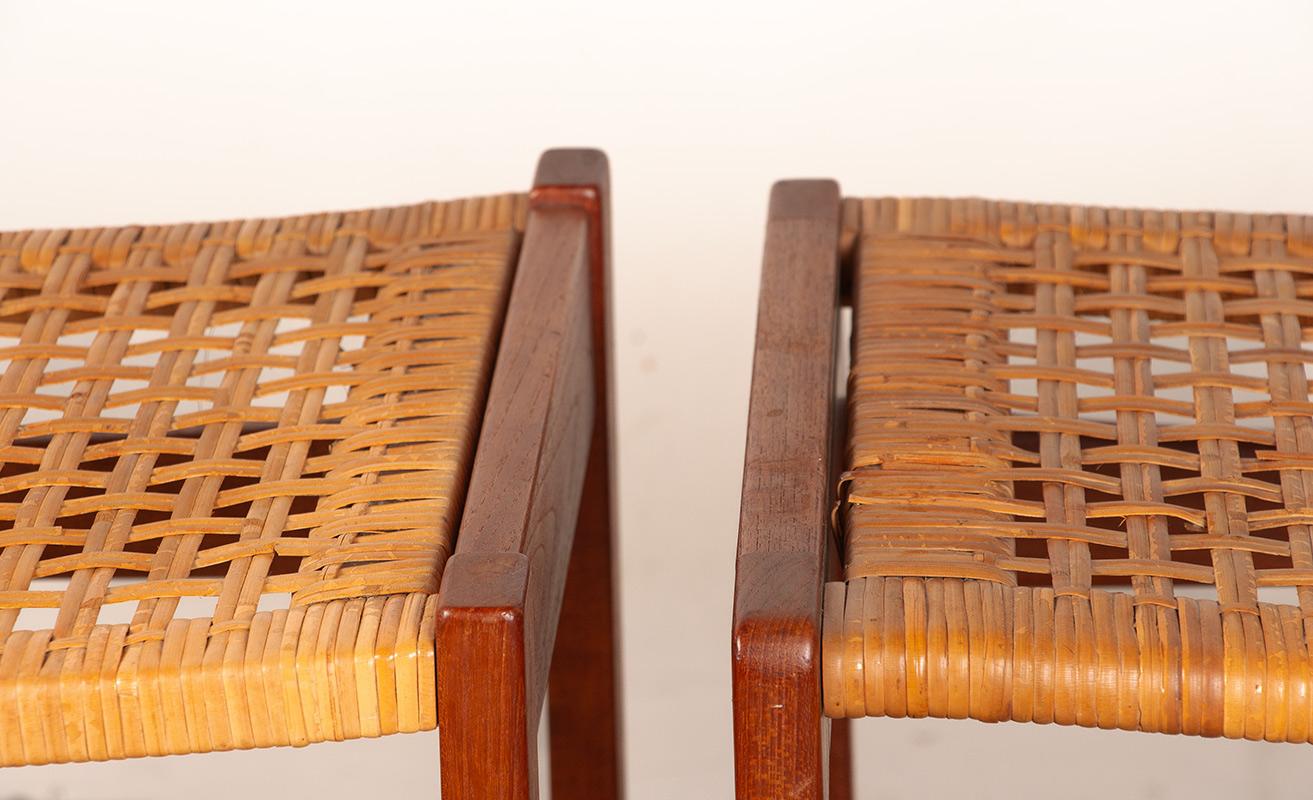 Ein Paar dänische Hocker aus Teakholz und Rohrgeflecht von Peter Hvidt 1960. im Angebot 7