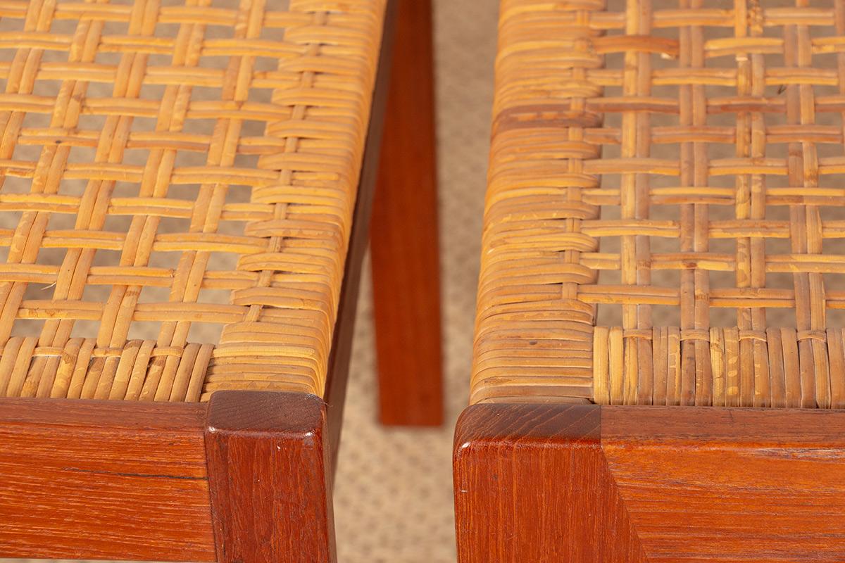 Ein Paar dänische Hocker aus Teakholz und Rohrgeflecht von Peter Hvidt 1960. im Angebot 8