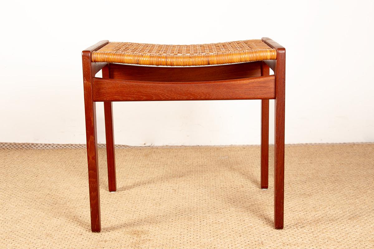 Atemberaubende skandinavische Hocker, Fußstützen oder Beistelltische. Hübsche Hocker mit vielen Verwendungsmöglichkeiten. Wunderschön gearbeitet. Einfach und sehr elegant.

Designer: Peter Hvidt
Hersteller: Sobrog Mobelfabrik
Herkunft: