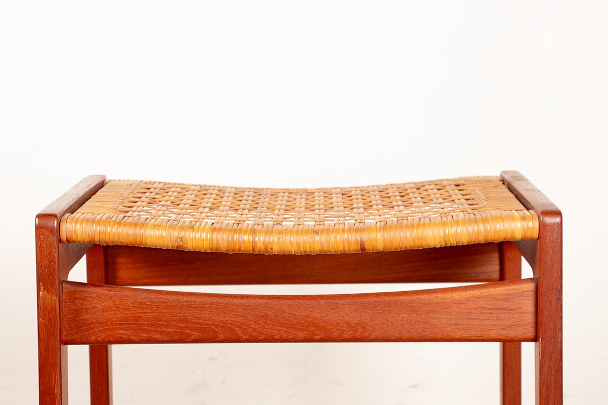 Ein Paar dänische Hocker aus Teakholz und Rohrgeflecht von Peter Hvidt 1960. (Skandinavische Moderne) im Angebot