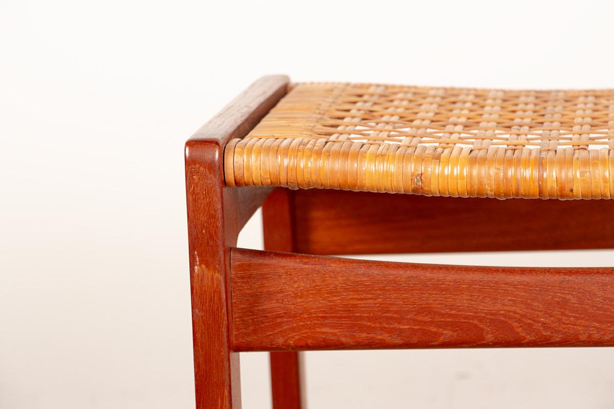Ein Paar dänische Hocker aus Teakholz und Rohrgeflecht von Peter Hvidt 1960. (Dänisch) im Angebot