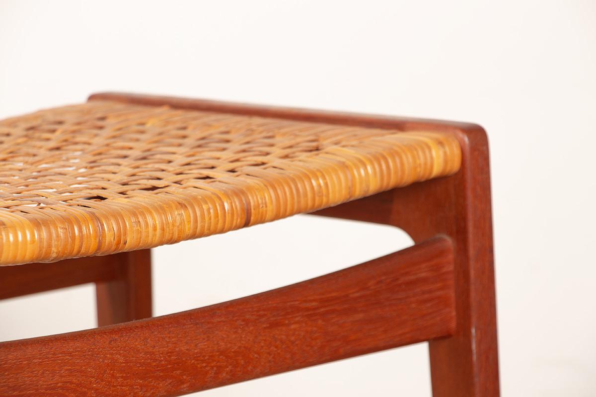 Ein Paar dänische Hocker aus Teakholz und Rohrgeflecht von Peter Hvidt 1960. (Mitte des 20. Jahrhunderts) im Angebot