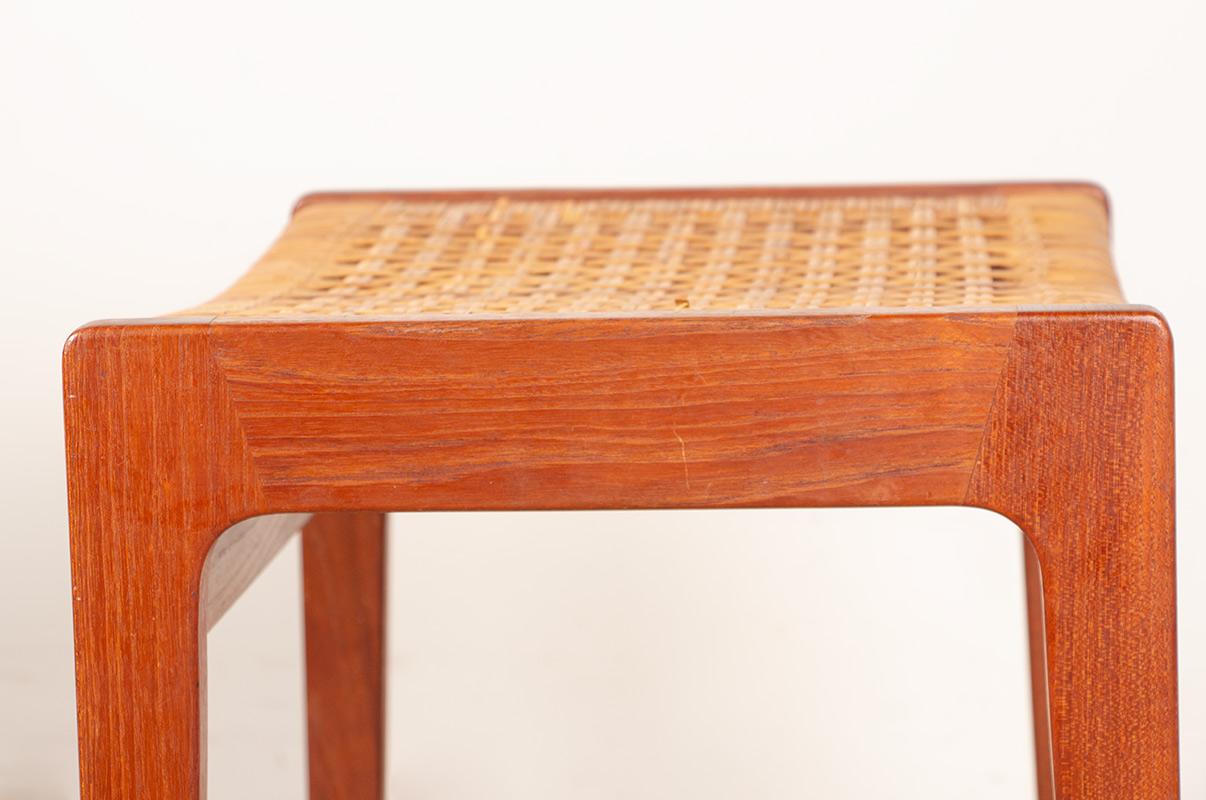 Ein Paar dänische Hocker aus Teakholz und Rohrgeflecht von Peter Hvidt 1960. (Gehstock) im Angebot