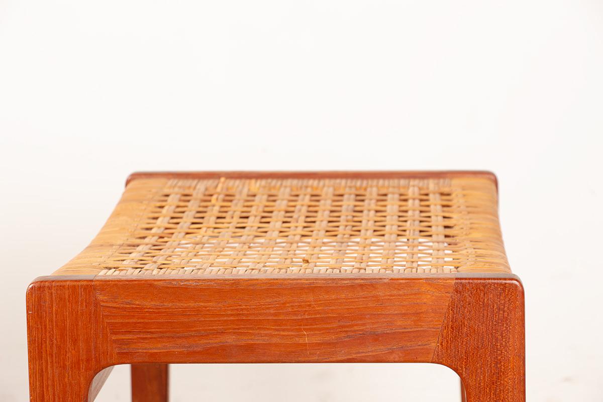 Ein Paar dänische Hocker aus Teakholz und Rohrgeflecht von Peter Hvidt 1960. im Angebot 1