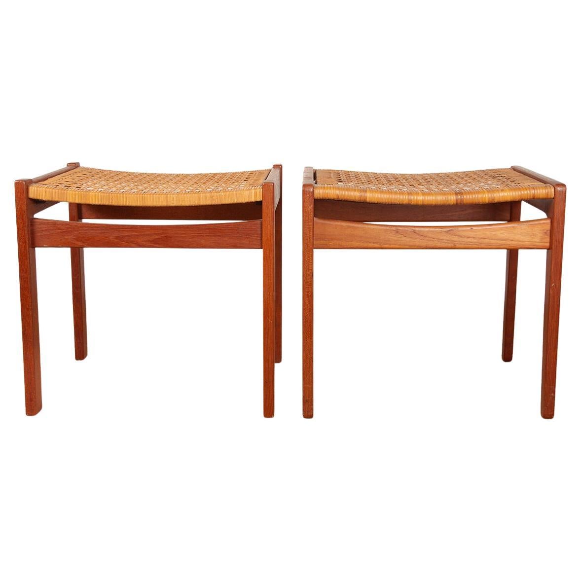 Ein Paar dänische Hocker aus Teakholz und Rohrgeflecht von Peter Hvidt 1960.