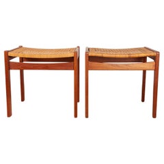 Ein Paar dänische Hocker aus Teakholz und Rohrgeflecht von Peter Hvidt 1960.