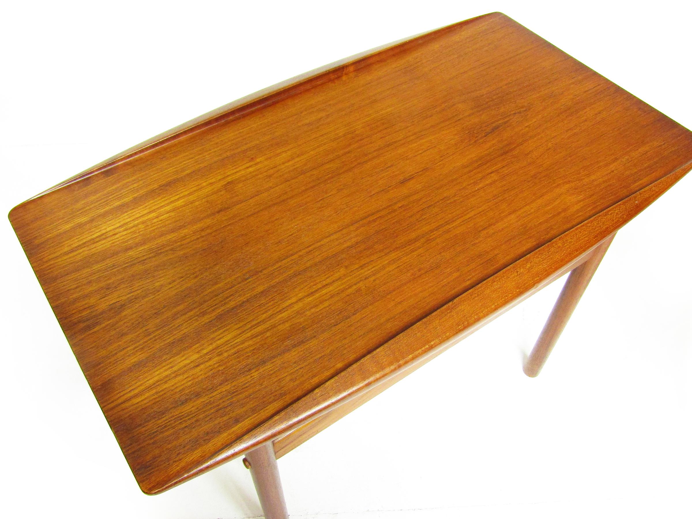 Pair Of Danish Surfboard Lamp Tables Or Night Stands In Teak By Grete Jalk For Sale 5