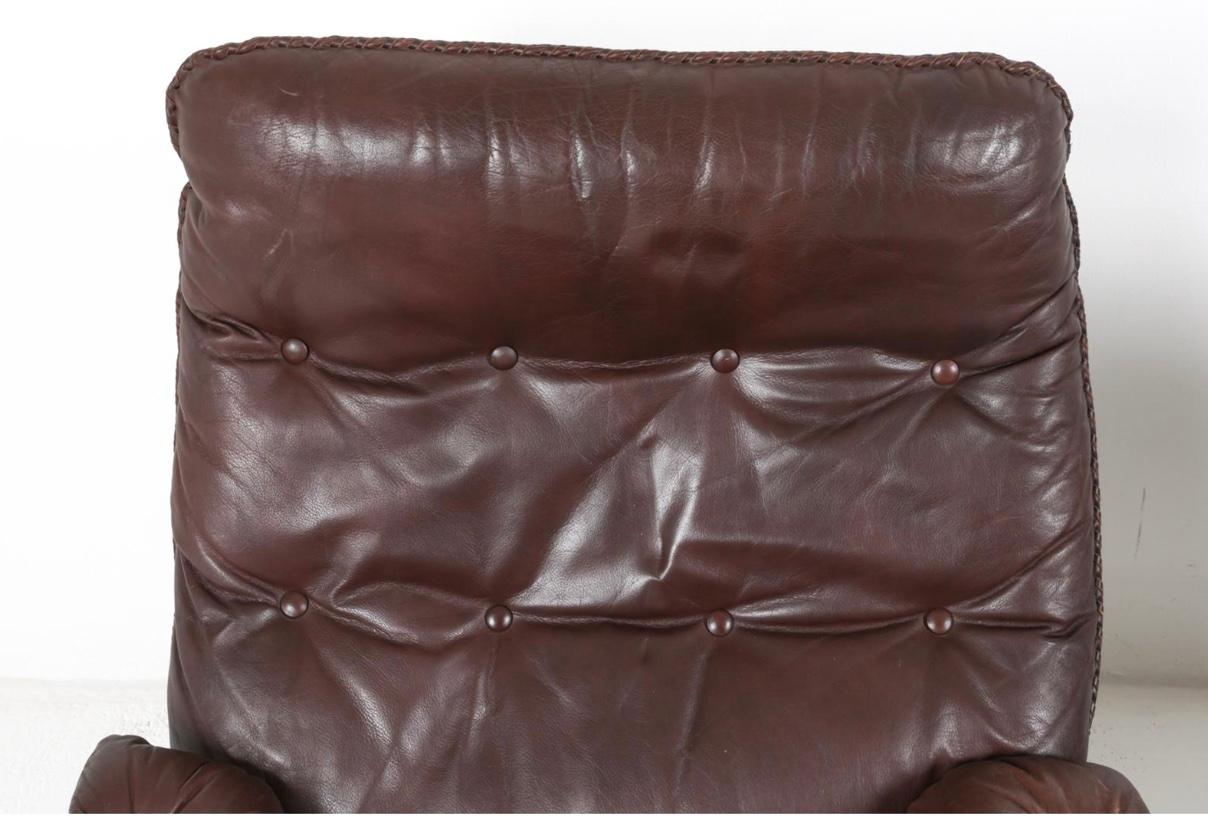 Paar dänische Drehsessel Leder Brown Leder zugeschrieben Arne Norell (Ende des 20. Jahrhunderts) im Angebot