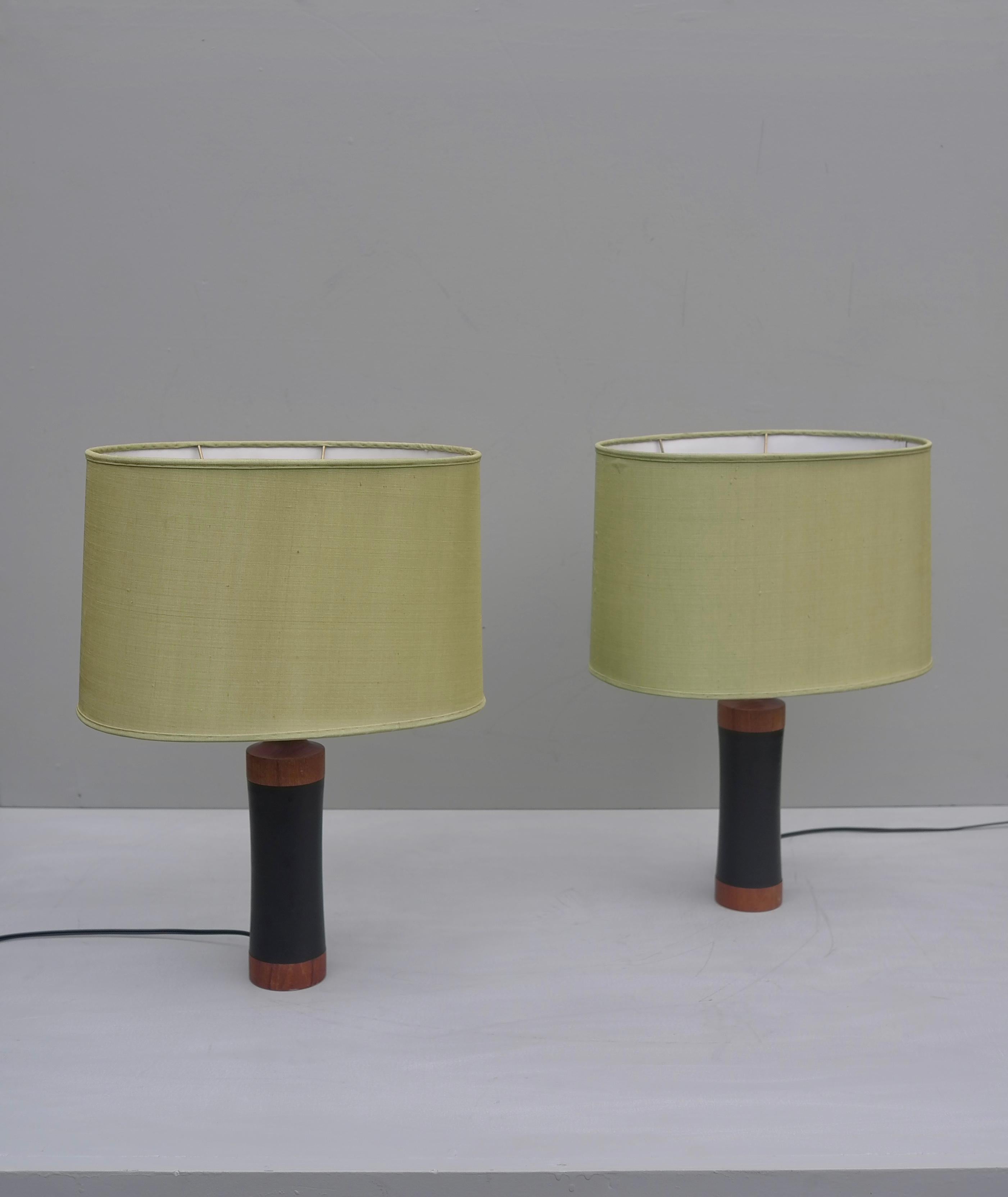 Pair of Danish Teak and Black Leather Table Lamp with Green Silk Lampshades In Good Condition For Sale In Den Haag, NL