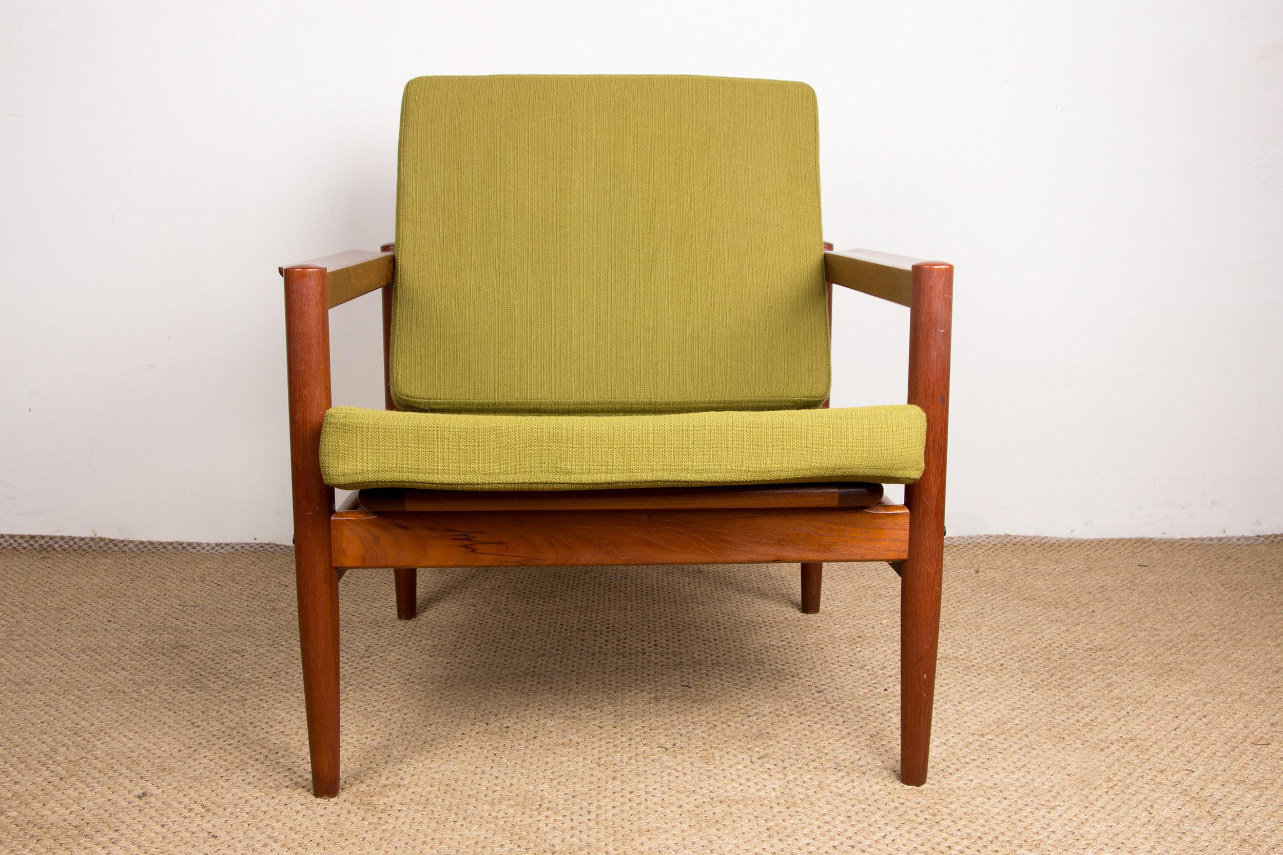 Magníficos sillones escandinavos. Estructura de teca muy elegante, el respaldo se sujeta con tornillos de latón. El tejido Kvadrat es original, las espumas son nuevas para un gran confort.
