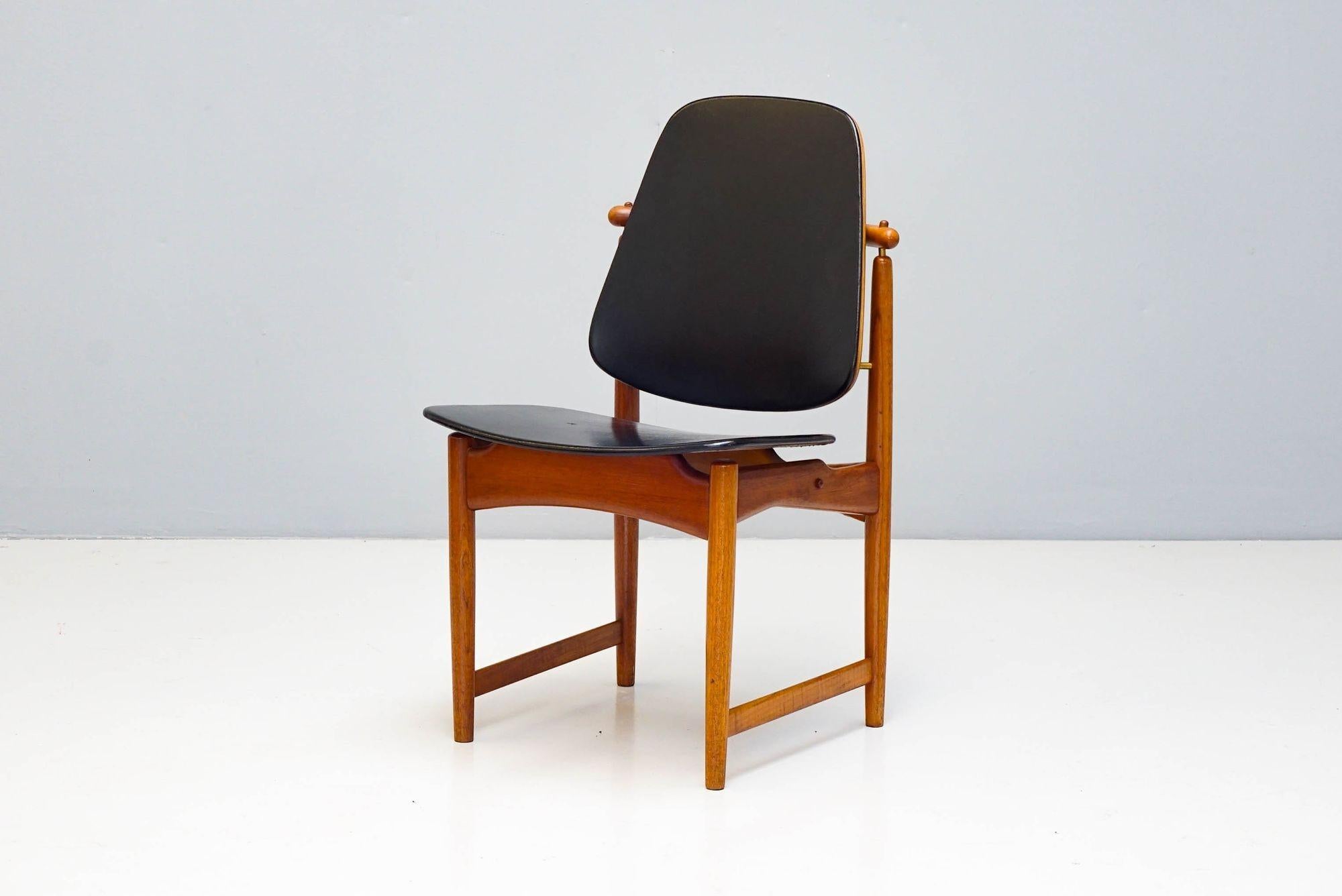 XX secolo Coppia di sedie danesi in teak e pelle di Arne Vodder per France & Daverkosen in vendita