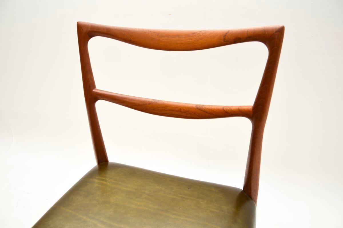 Ein Paar dänische Stühle aus Teakholz und Leder von Henry Klein für Bramin im Angebot 4