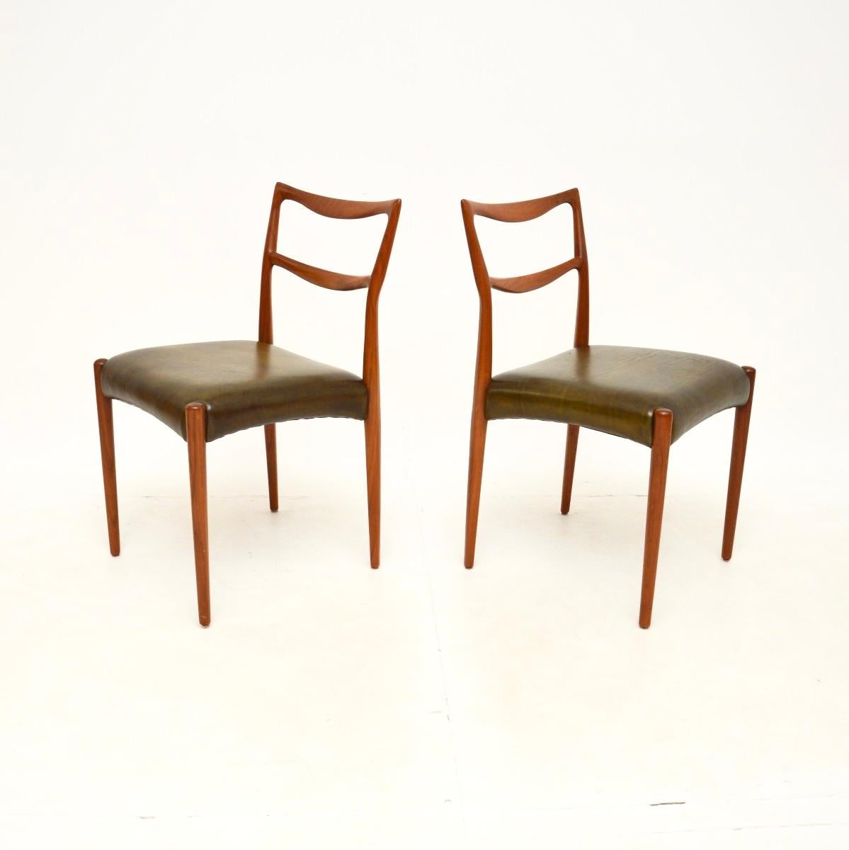 Ein Paar dänische Stühle aus Teakholz und Leder von Henry Klein für Bramin (Moderne der Mitte des Jahrhunderts) im Angebot