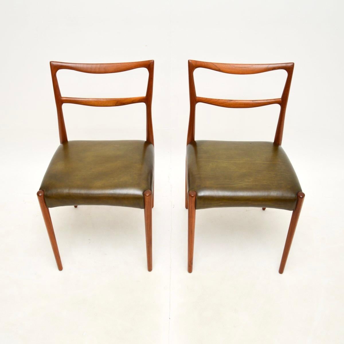Ein Paar dänische Stühle aus Teakholz und Leder von Henry Klein für Bramin (Dänisch) im Angebot