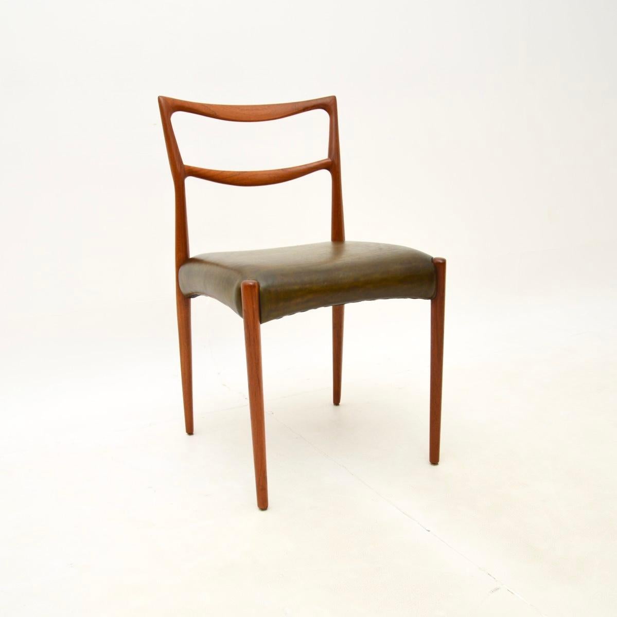 Ein Paar dänische Stühle aus Teakholz und Leder von Henry Klein für Bramin (Mitte des 20. Jahrhunderts) im Angebot