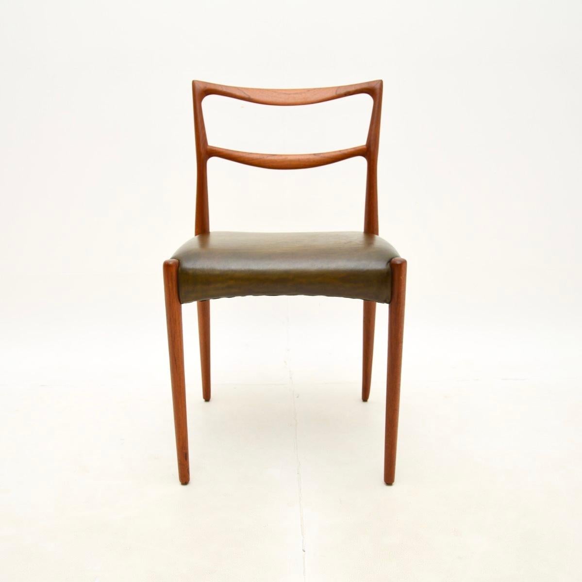 Ein Paar dänische Stühle aus Teakholz und Leder von Henry Klein für Bramin im Angebot 1