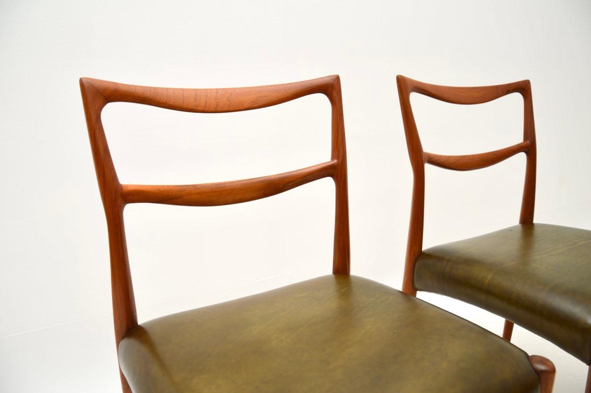 Ein Paar dänische Stühle aus Teakholz und Leder von Henry Klein für Bramin im Angebot 2