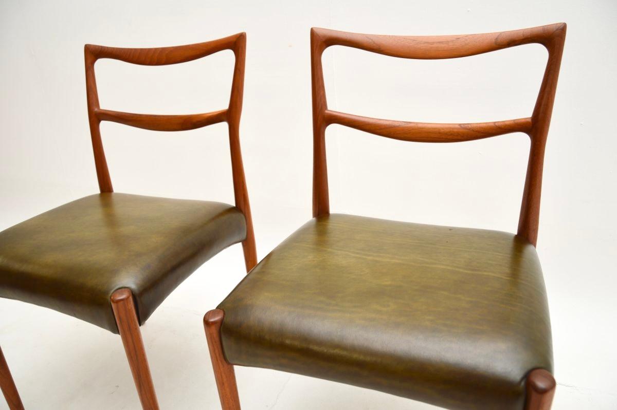 Ein Paar dänische Stühle aus Teakholz und Leder von Henry Klein für Bramin im Angebot 3