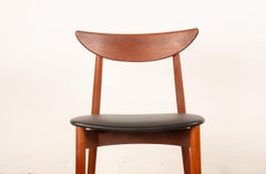 Coppia di sedie danesi in teak e skai di Harry Ostergaard per Randers Møbelfabrik.