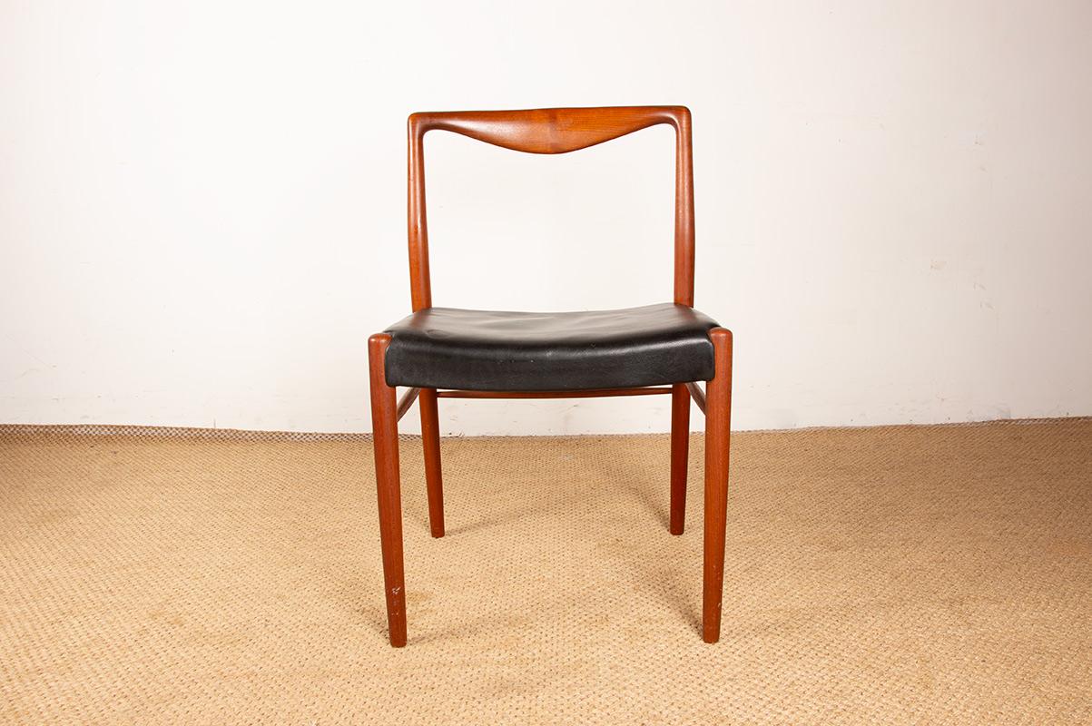 Stunning Scandinavian dining chairs. Remarkable woodwork (note the delicate backrest), very elegant design, and exceptional comfort.

Designer: Lyngfeldt Larsen
Manufacturer: Soren Willadsen Mobelfabrik

Origin: Denmark
Period: 1959
Condition: Very