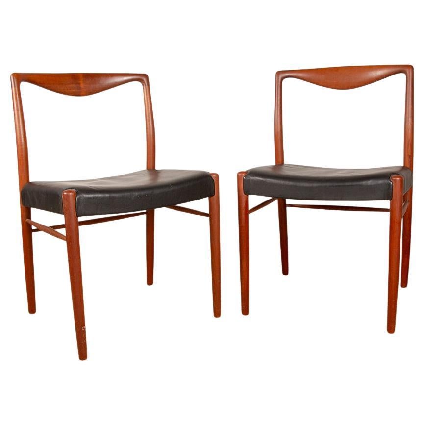 Coppia di sedie danesi in teak e skai di Lyngfeldt Larsen per Soren Willadsen 1960