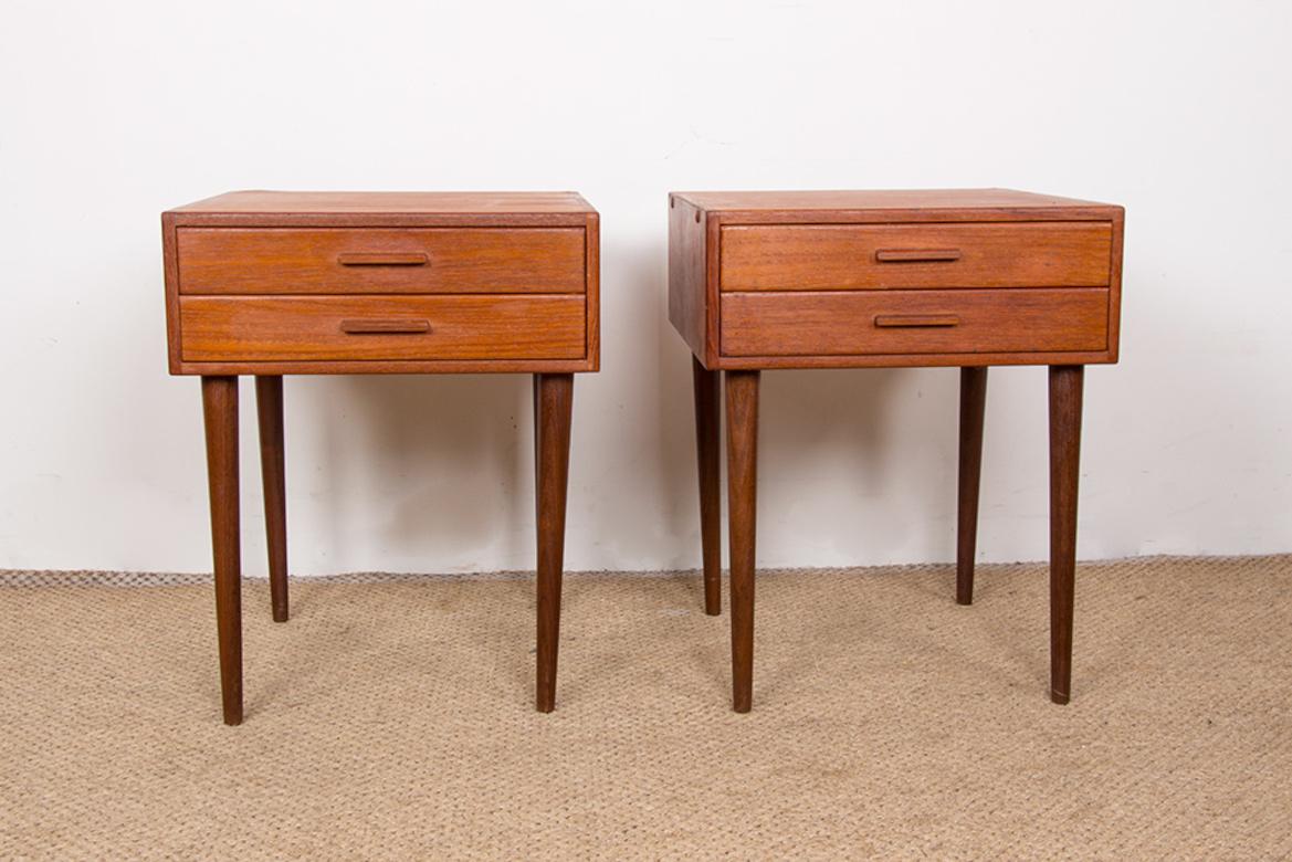 Prächtiges Paar skandinavischer Nachttische. Jedes hat zwei Schubladen und einen hohen, luftigen Sockel. Elegantes Design und schöne Handwerkskunst.

Designer: Dänisch.
Hersteller: PBJ Mobler.
Herkunft: Dänemark.
Zeitraum: 1960
Zustand: