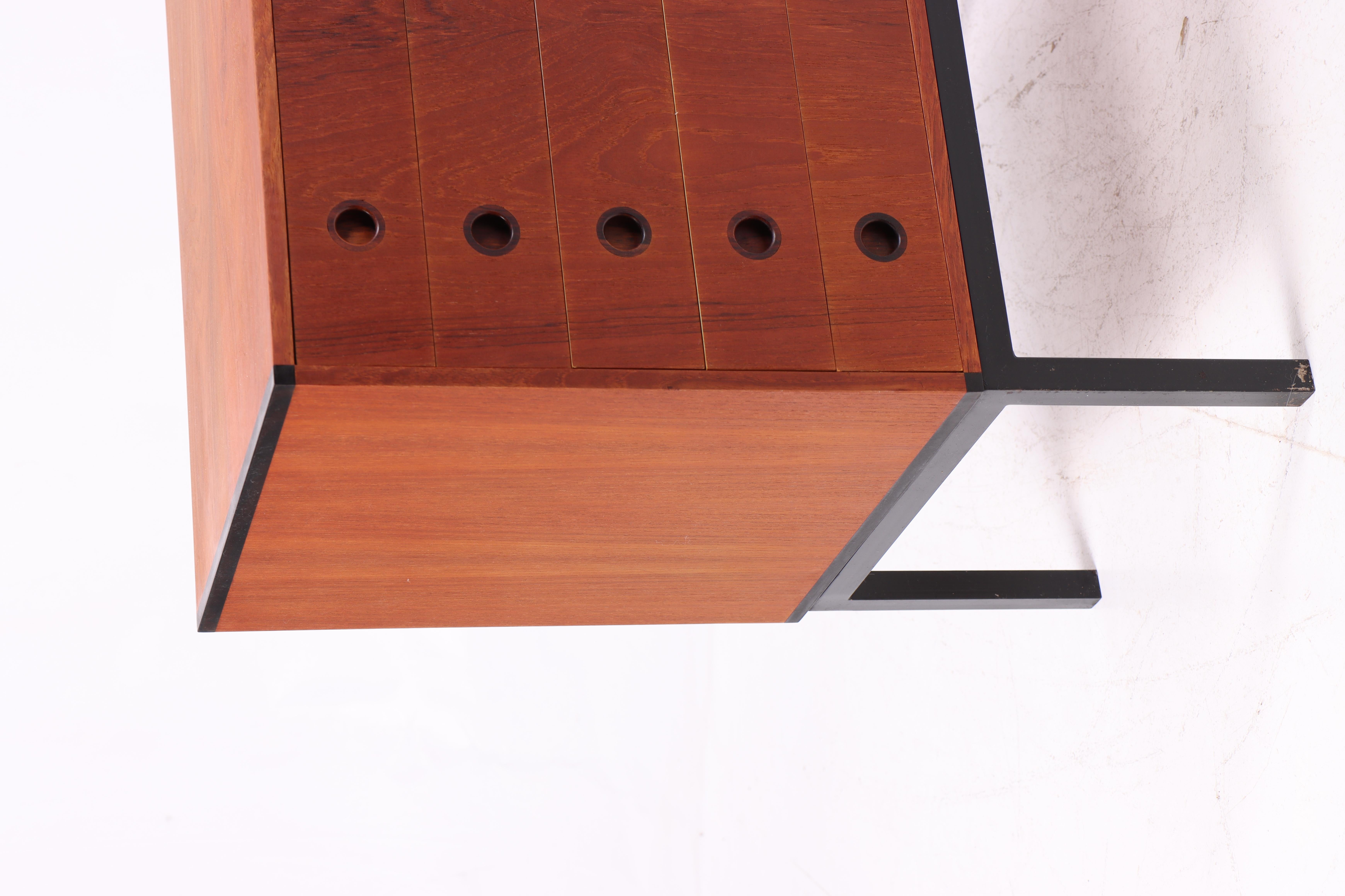 Coppia di armadietti danesi in teak, anni '60 In condizioni buone in vendita a Lejre, DK