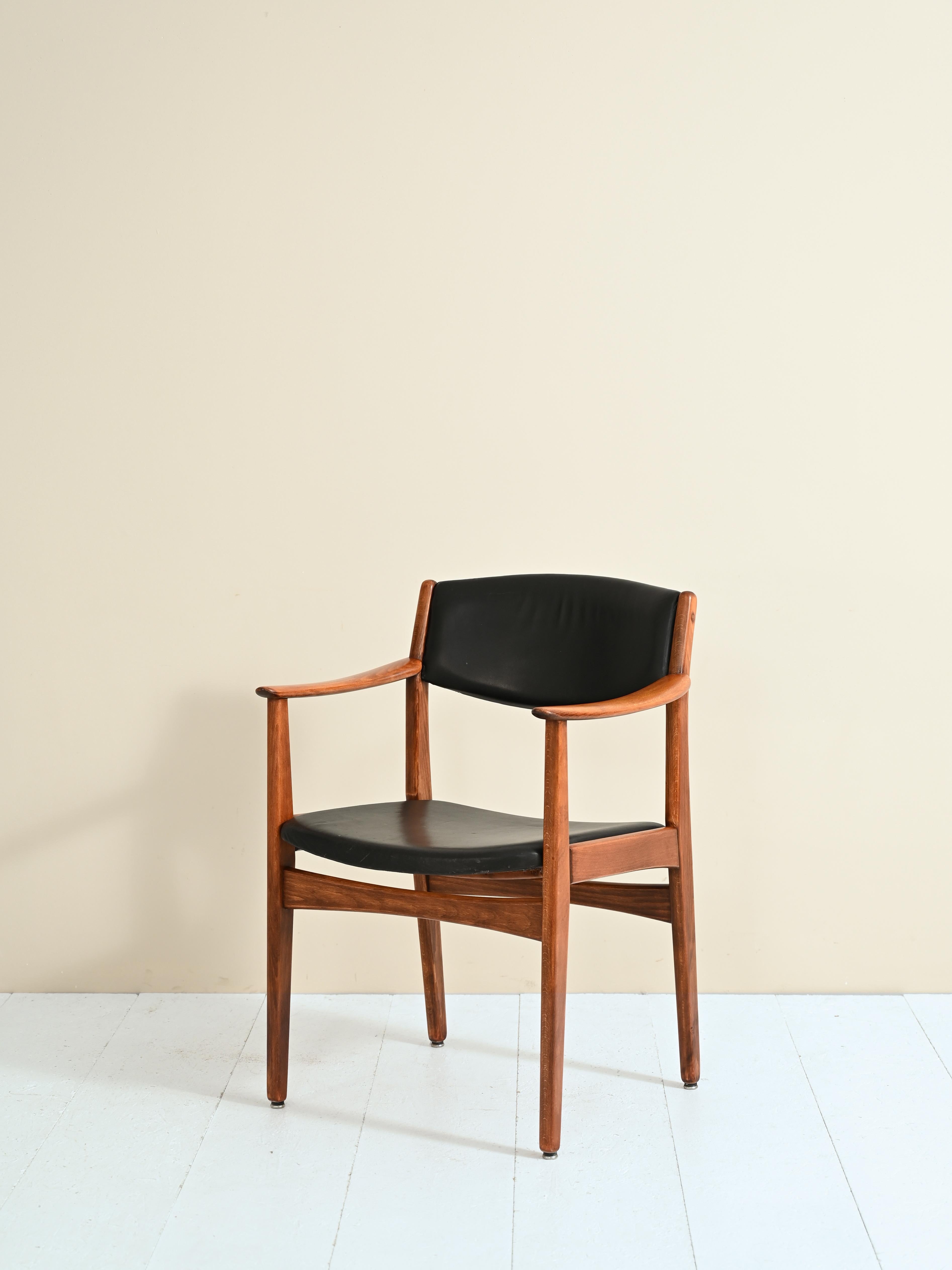 Set of two elegant chairs of original Danish manufacture from the 1950s.

Minimal lines characterize these chairs with clear Scandinavian retro lines.

Good vintage condition.

AC133.