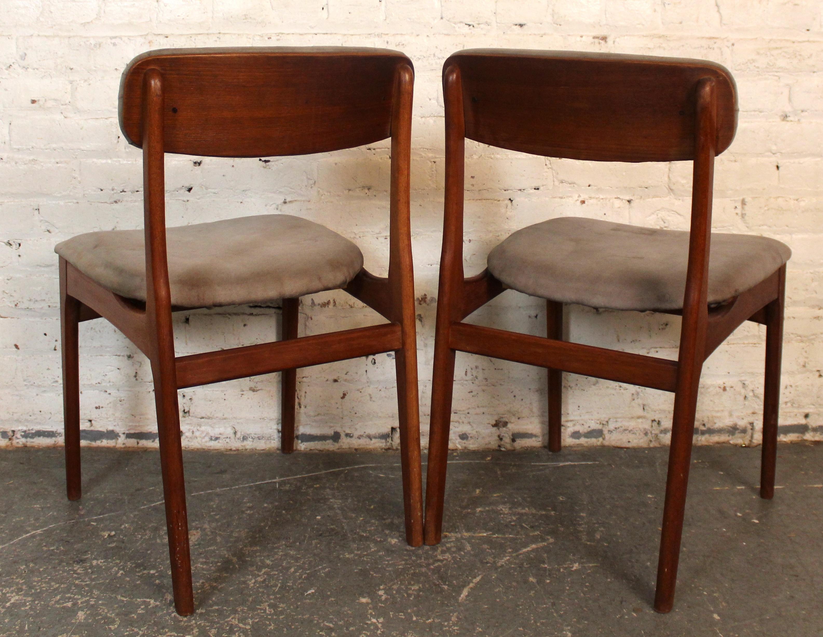 Élégante paire de chaises de salle à manger danoises en teck du milieu du siècle par Tarm Stole Møbelfabrik, présentant des cadres sculptés avec des dossiers légèrement incurvés et des pieds effilés. Belle facture et lignes épurées typiques du