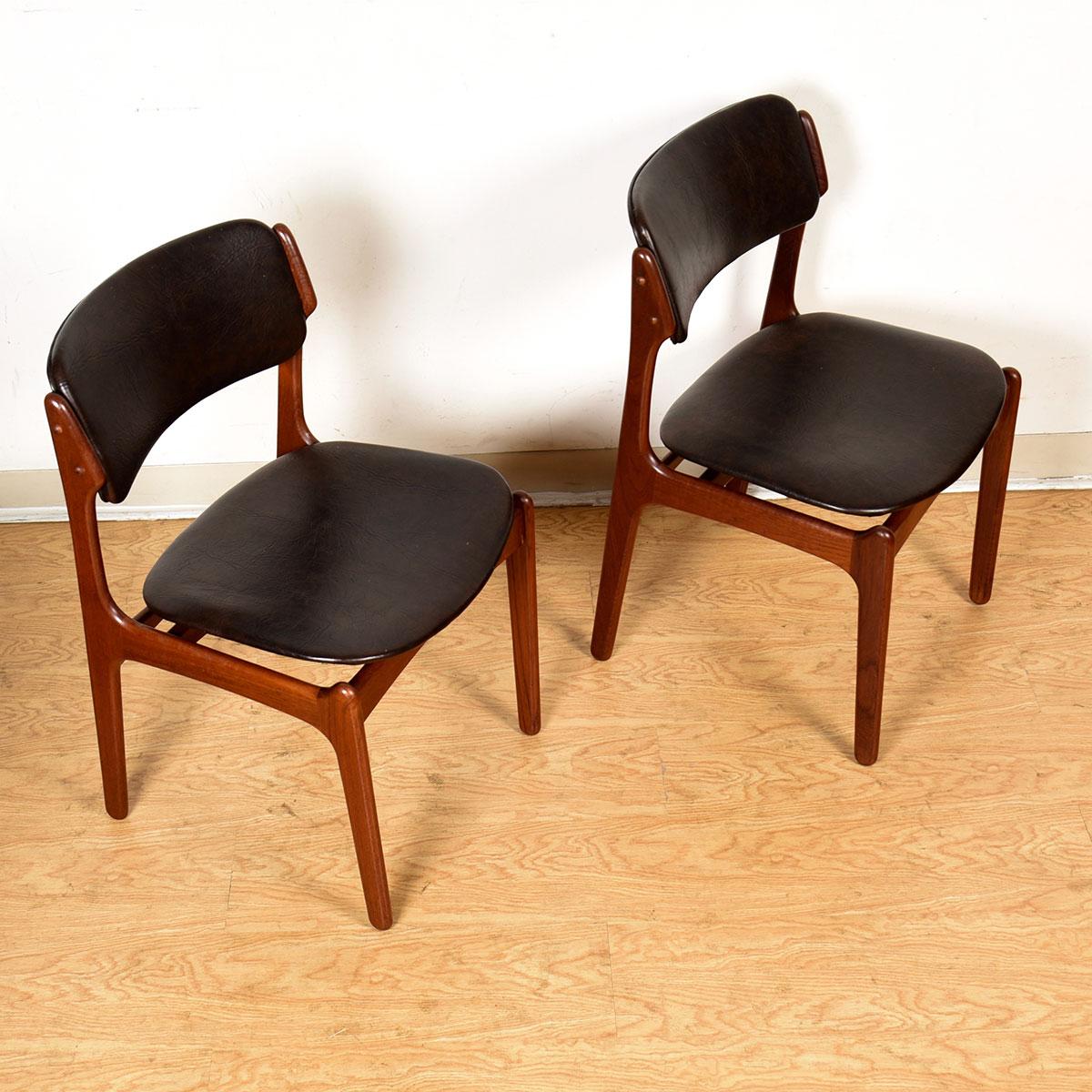 Pair of Danish Teak Dining Chairs in Chocolate Brown by Erik Buch In Excellent Condition For Sale In Kensington, MD
