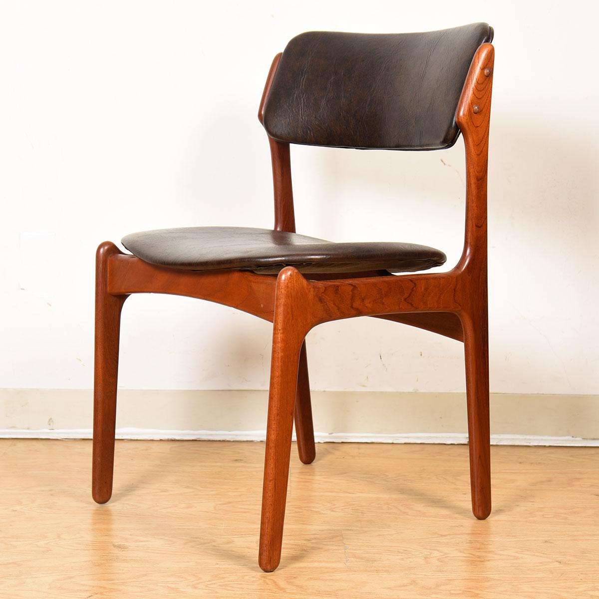20th Century Pair of Danish Teak Dining Chairs in Chocolate Brown by Erik Buch For Sale