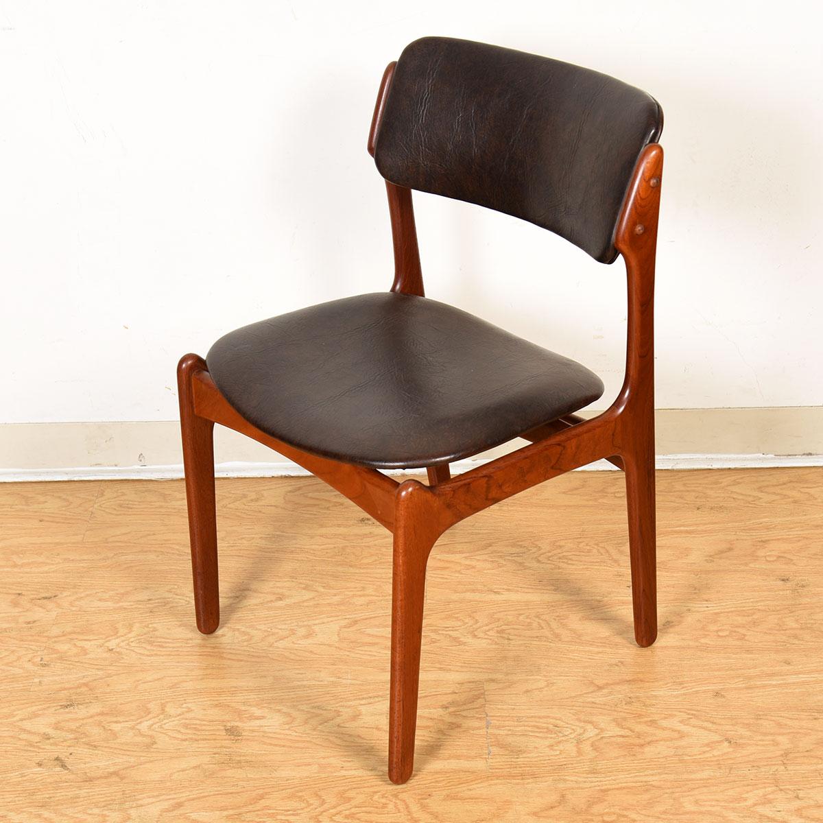 Pair of Danish Teak Dining Chairs in Chocolate Brown by Erik Buch For Sale 1