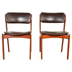 Pareja de sillas de comedor danesas de teca en marrón chocolate de Erik Buch