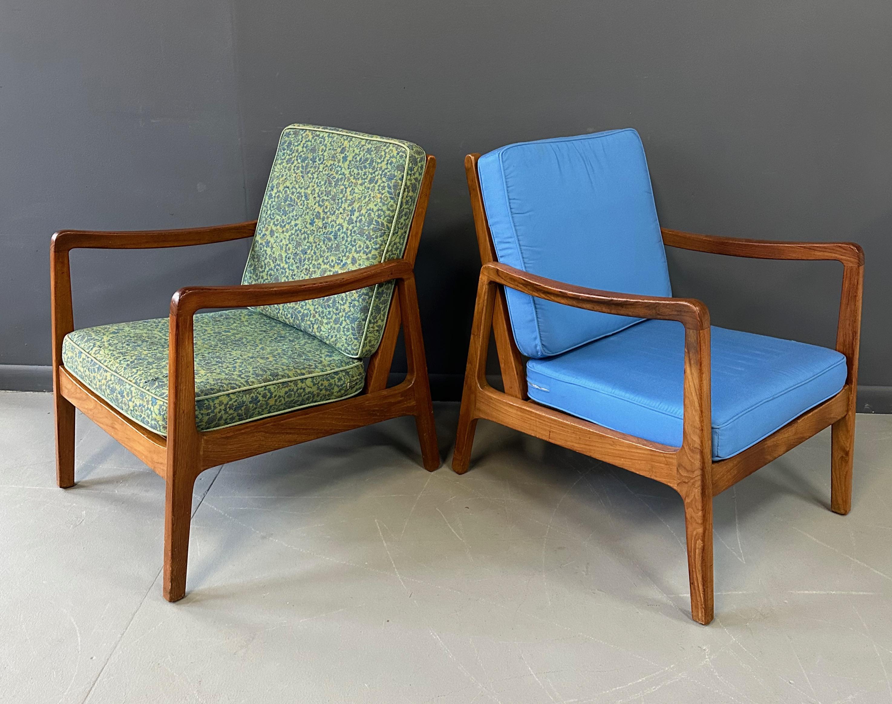 Midcentury easy chairs designed by Danish Professor Ole Wanscher. Made in Denmark by France & Søn during the 1950s. These rare vintage model FD-109 lounge chair features a sturdy teak wooden frame with a slated open back and angled legs for an