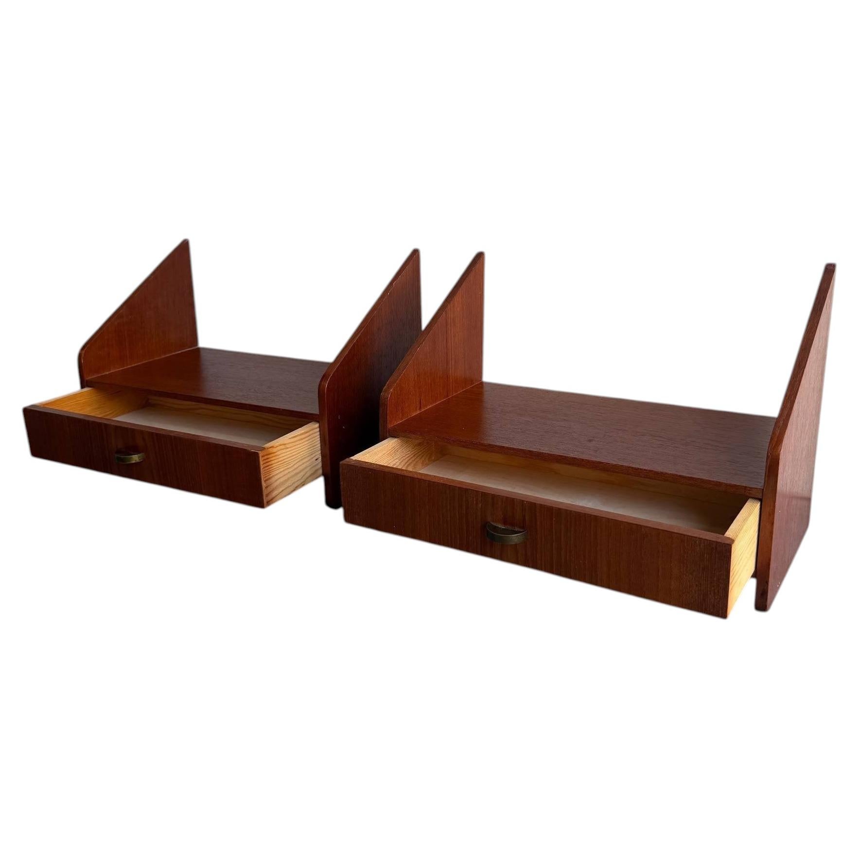 Coppia di comodini danesi in teak "Floating" MCM, da fissare alla parete, anni '60