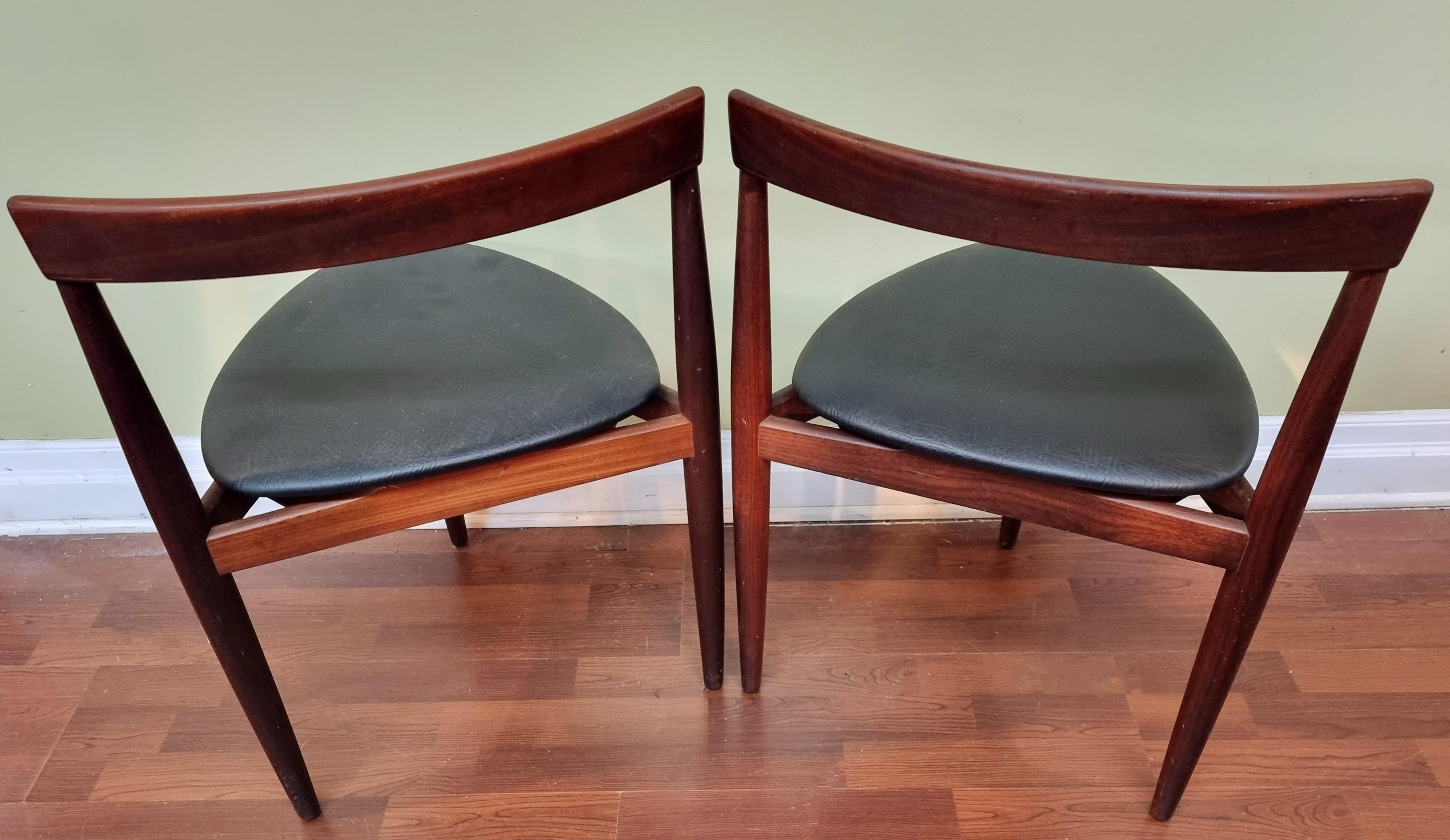 Paire de chaises triangulaires danoises en teck Hans Olsen, années 1950, fabriquées au Danemark en vente 3