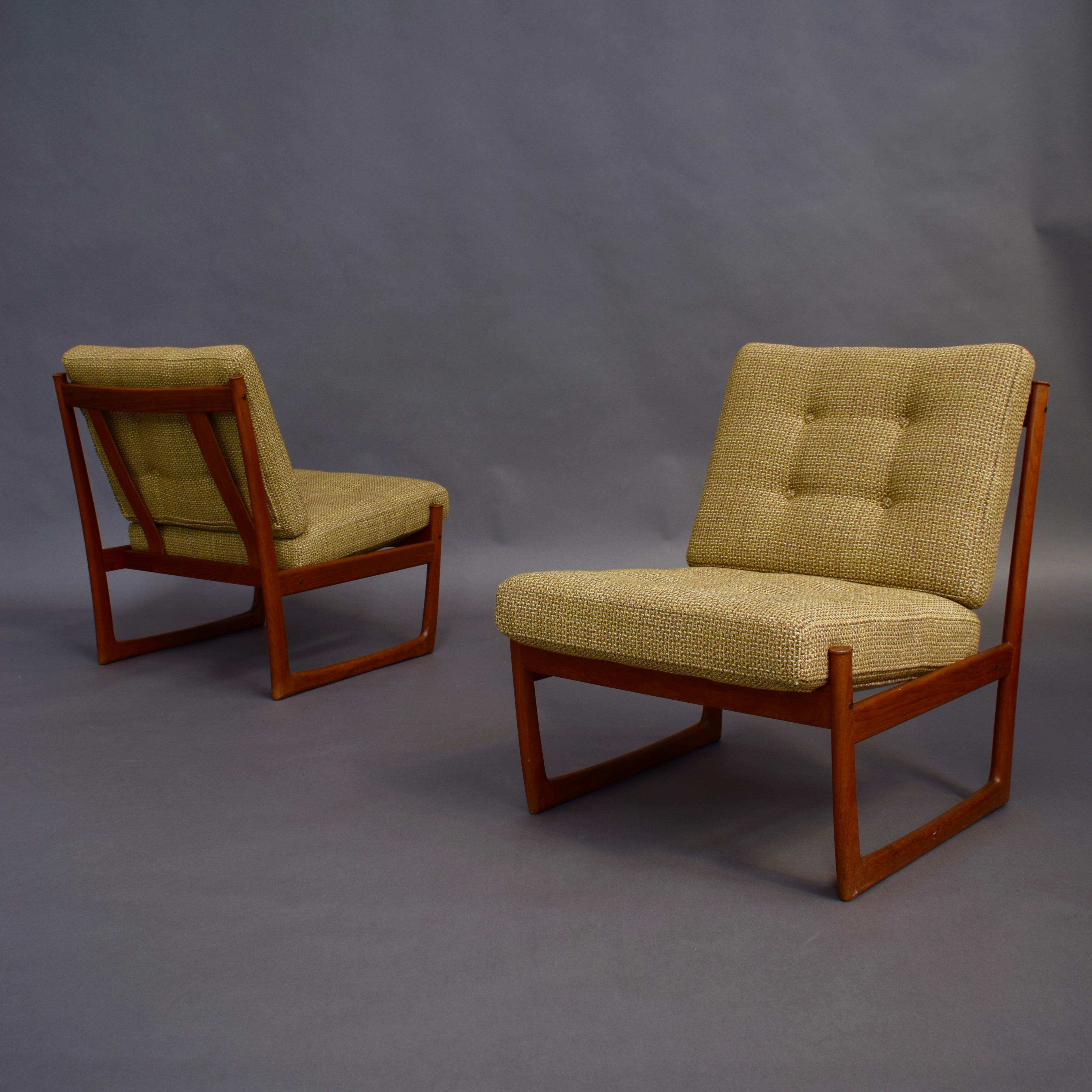 Gorgeous and sophisticated pair of lounge chairs model FD130 by Peter Hvidt / Orla Mølgaard-Nielsen for France and Son, Denmark, 1960s.
Rare to find without armrests. This makes them even more beautiful.
The cushions have been used for the new