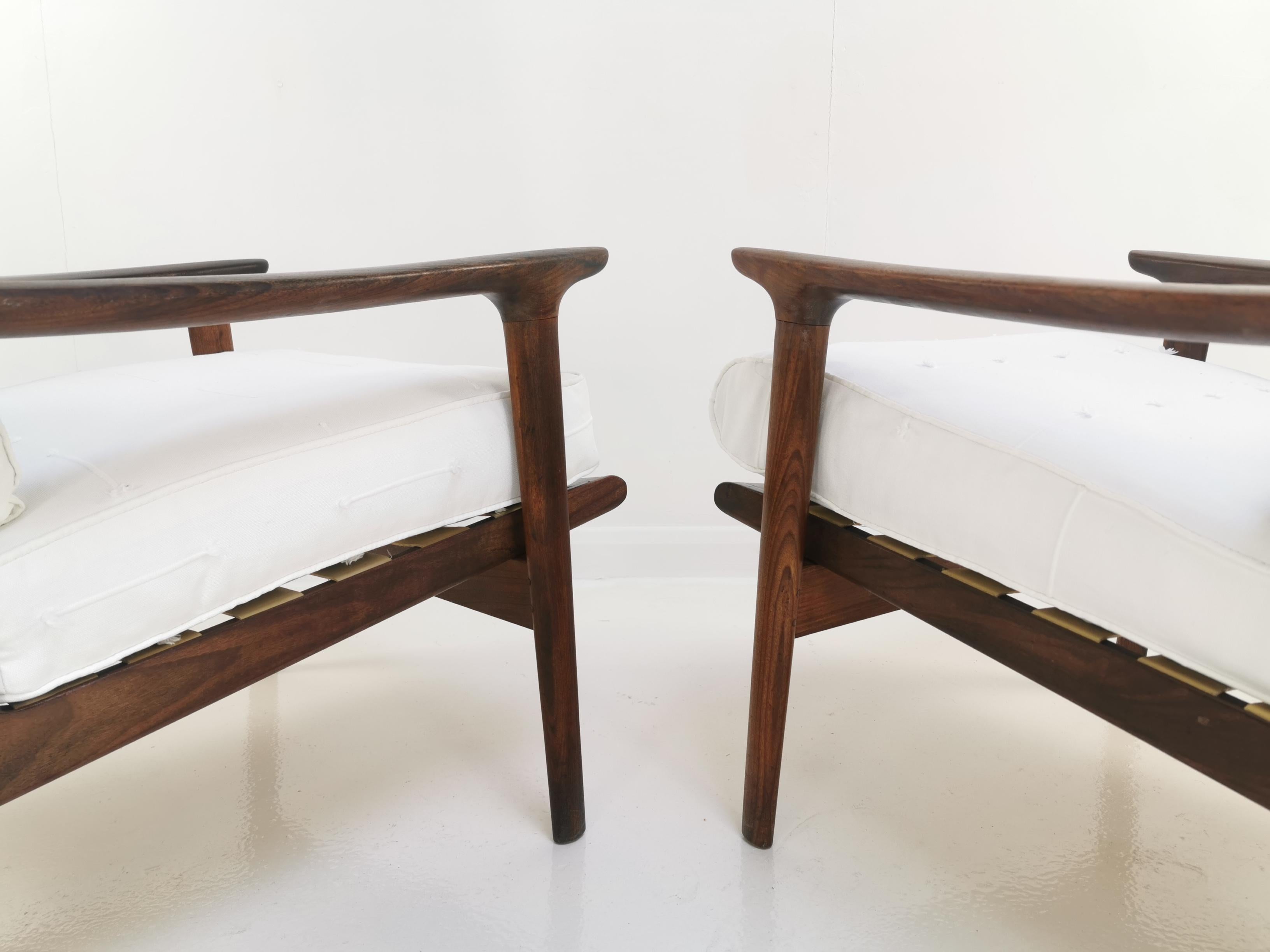 Guy Rogers Teak Lounge Chairs

A pair of his and hers 'New Yorker' low back armchairs manufactured by Guy Rogers of Liverpool, Great Britain.

Superb sculptural design. Sweeping arms, rich coloured afromosia teak and bright white upholstery.

Danish